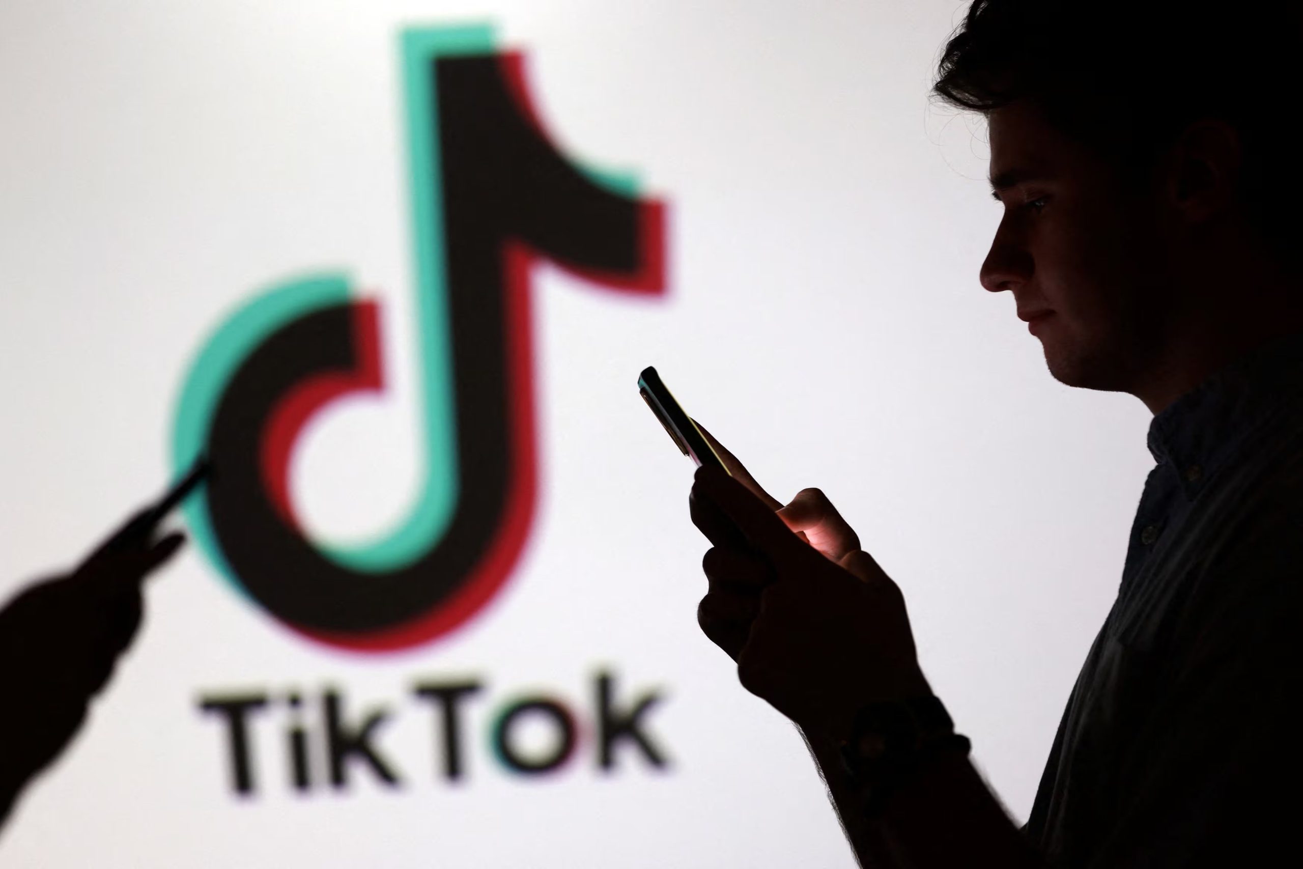 TikTok sirve principalmente para crear, editar y compartir vídeos cortos. 

REUTERS/Dado Ruvic/Illustration
