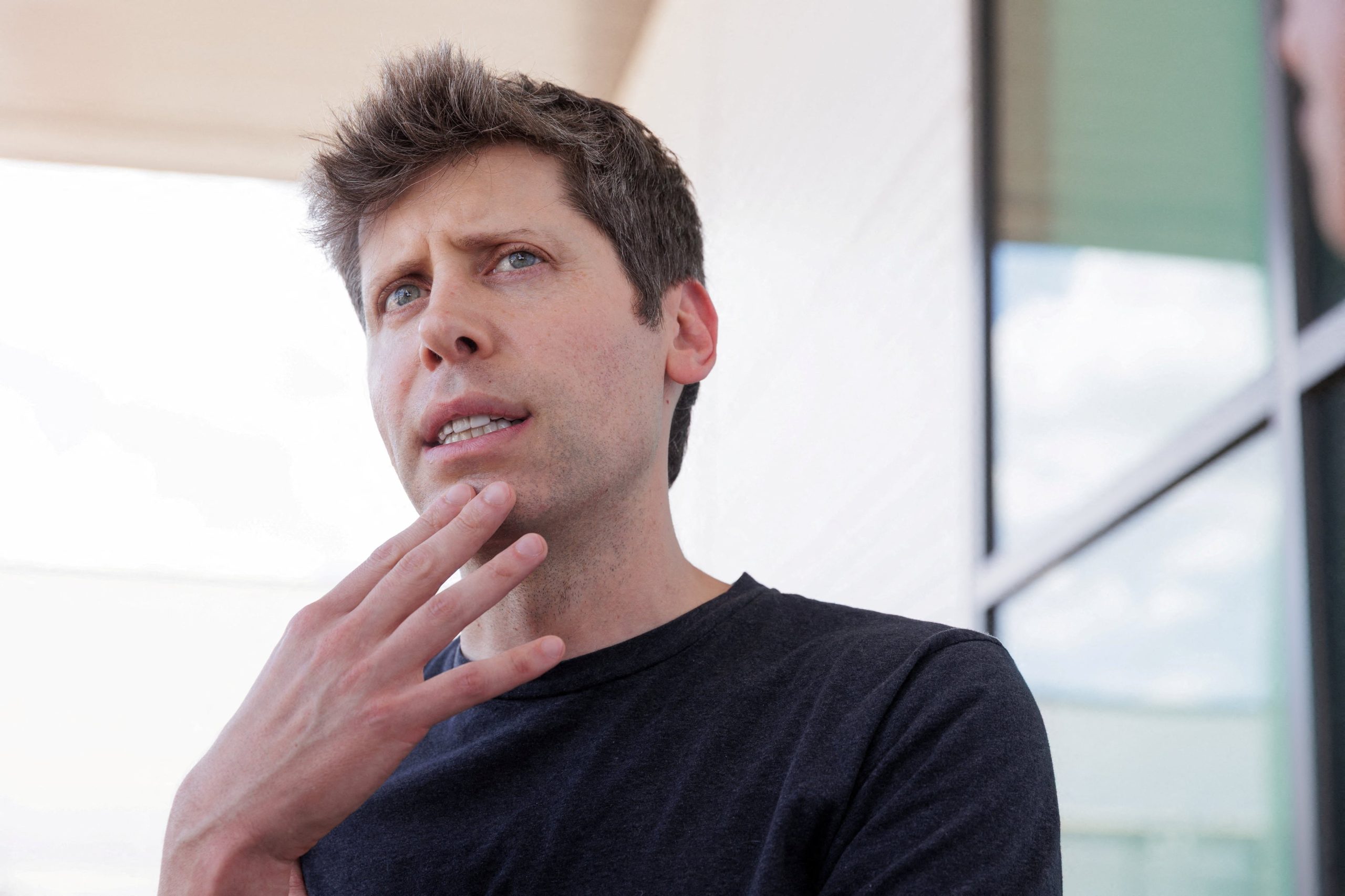 El proyecto, en el que participa Sam Altman, busca que los usuarios interactúen con inteligencia artificial sin depender de pantallas. (Reuters)