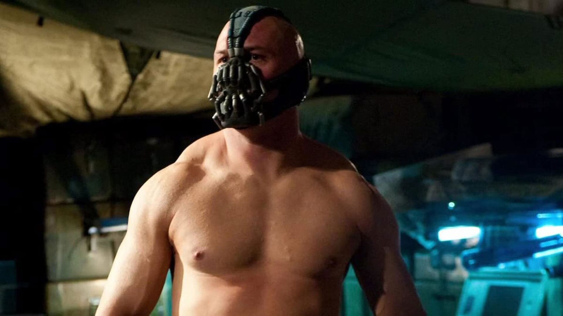 La interpretación de Tom Hardy como Bane en 'El caballero oscuro: La leyenda renace' supera las limitaciones físicas impuestas por la máscara