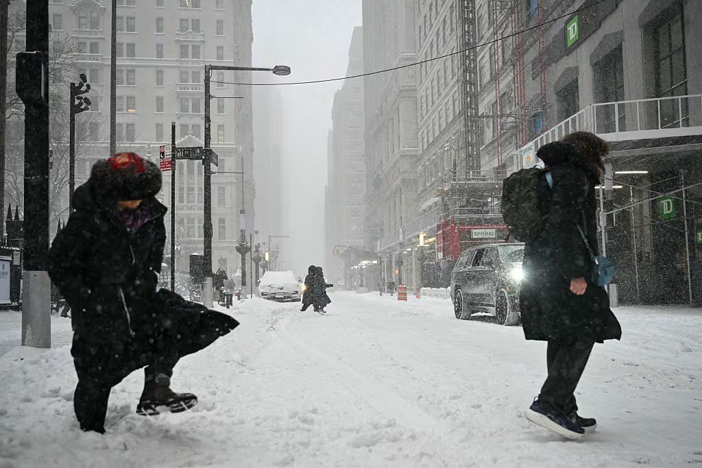 Manhattan, bajo nieve: peatones se desplazan por la ciudad mientras autoridades advierten sobre los peligros del frío extremo (AFP)
