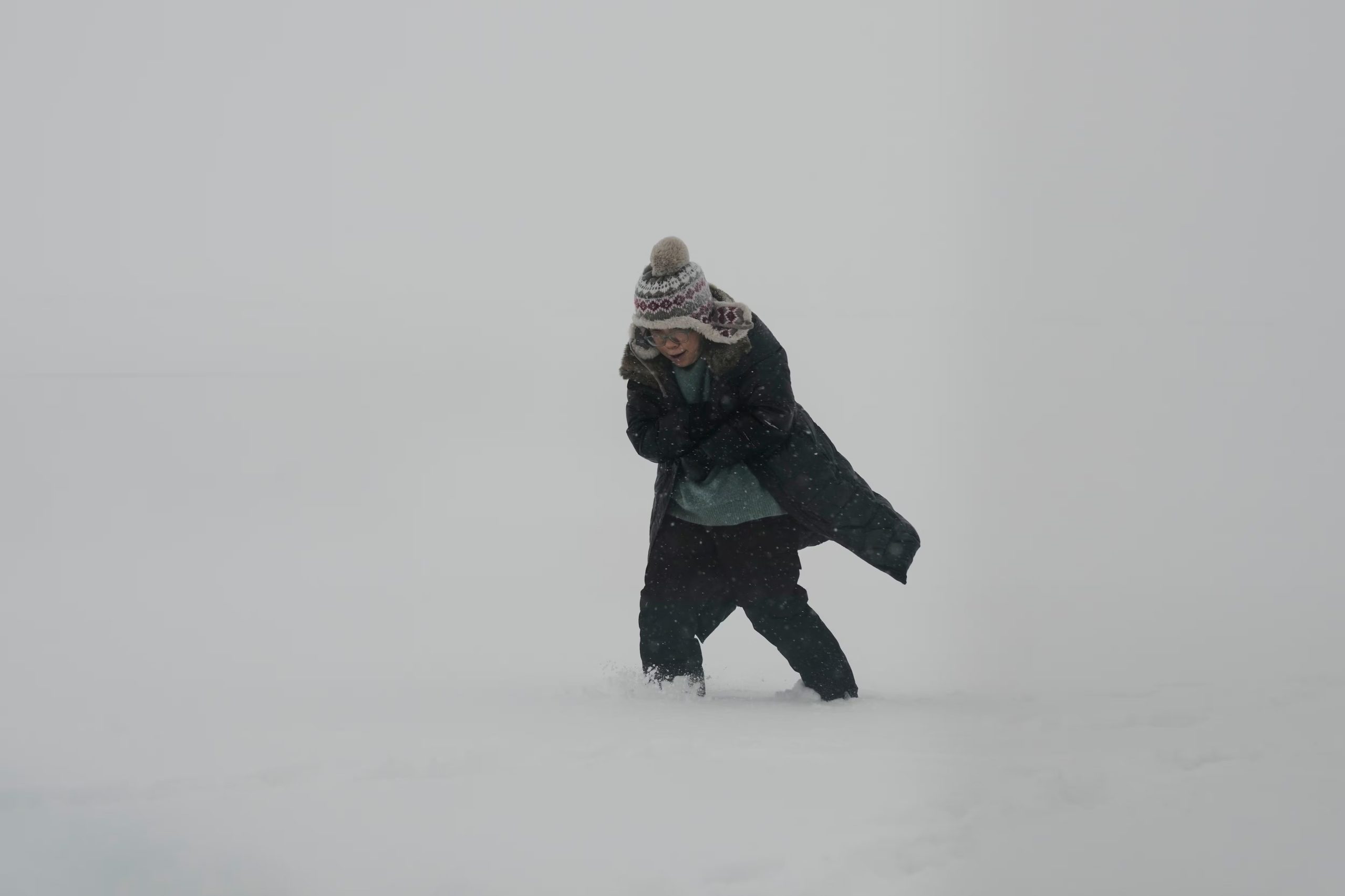 Una persona se protege del frío mientras recorre la orilla del lago Michigan en Montrose Beach, Chicago, durante la tormenta invernal del 25 de enero (AP /Nam Y. Huh)