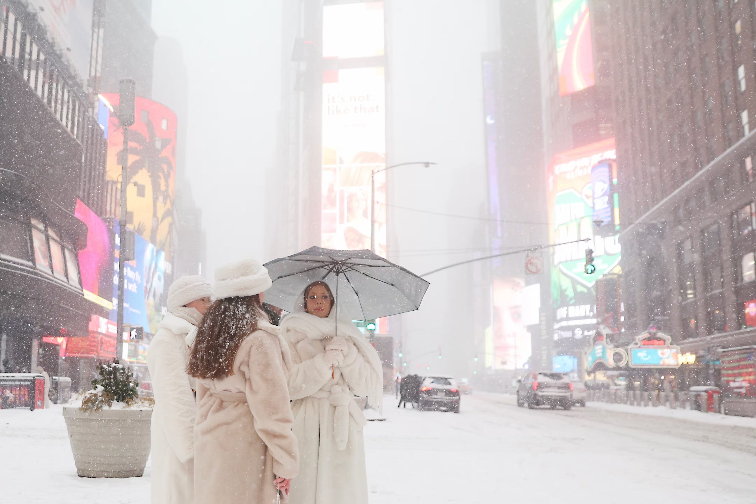 Transeúntes esperan su turno para cruzar en Times Square mientras continúa la tormenta invernal en Nueva York (AP /Heather Khalifa)