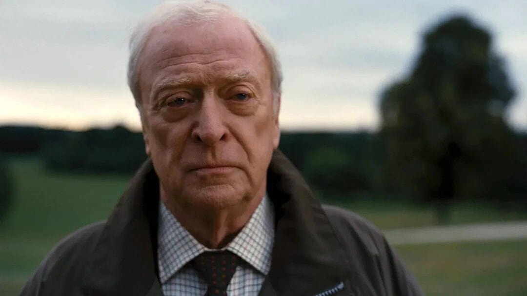 Alfred, interpretado por Michael Caine, cobra protagonismo como figura paterna en el desenlace de la saga de Batman