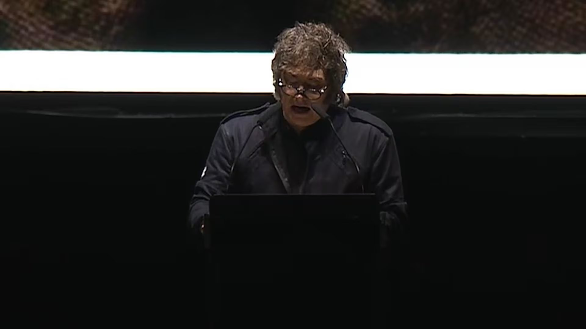 El mandatario ingresó a la sala con 