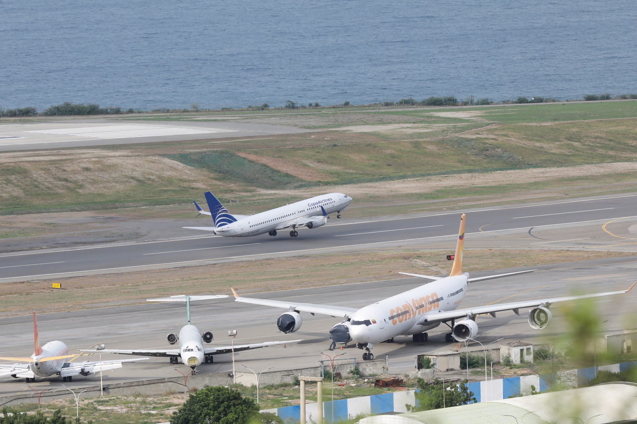 Aviones en el Aeropuerto Internacional Simón Bolívar en Maiquetía, Venezuela (AP foto/Cristian Hernández/Archivo)