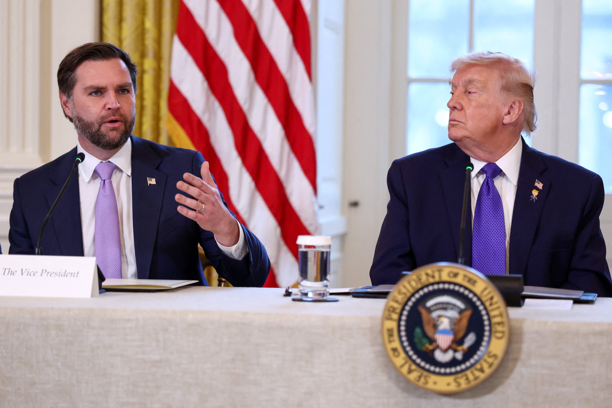 Un segundo funcionario de la Casa Blanca afirmó que Trump participó el martes por la tarde en una reunión sobre Irán presidida por el vicepresidente JD Vance, tras su regreso de Michigan (REUTERS)