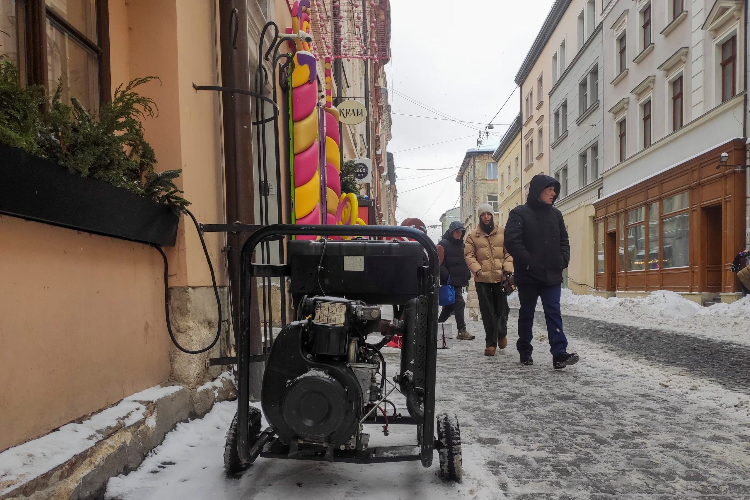 Ucranianos combaten los apagones y el frío en medio de ataques rusos al sistema energético (EFE/Rostyslav Averchuk)