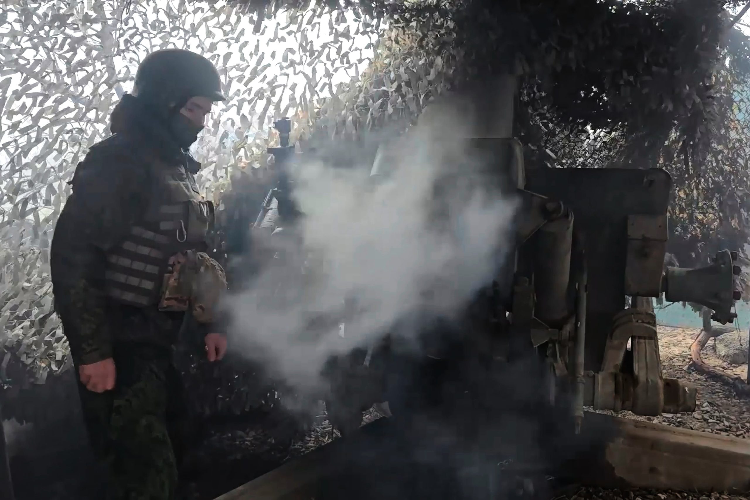 Los efectivos aislados solo pudieron recibir munición ligera y comida de manera limitada (Servicio de prensa del Ministerio de Defensa de Rusia vía AP)