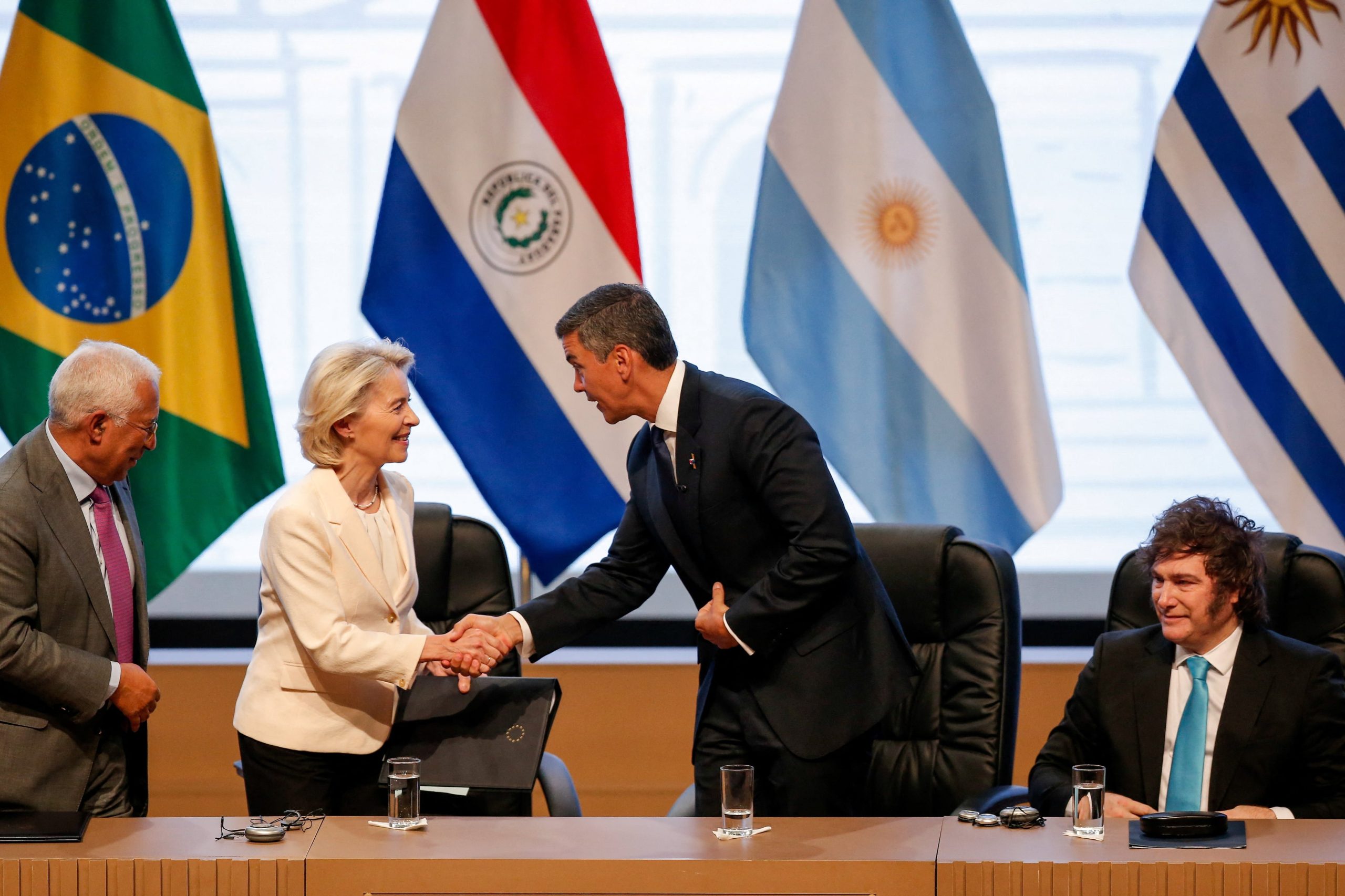 La presidenta de la Comisión Europea, Ursula von der Leyen, estrecha la mano del presidente de Paraguay, Santiago Peña, con el presidente del Consejo Europeo, Antonio Costa, y el presidente de Argentina, Javier Milei, a su lado, el día en que las autoridades de la Unión Europea y del bloque sudamericano Mercosur firman un acuerdo de libre comercio, poniendo fin a más de 25 años de negociaciones, en Asunción, Paraguay, el 17 de enero de 2026. REUTERS/Cesar Olmedo