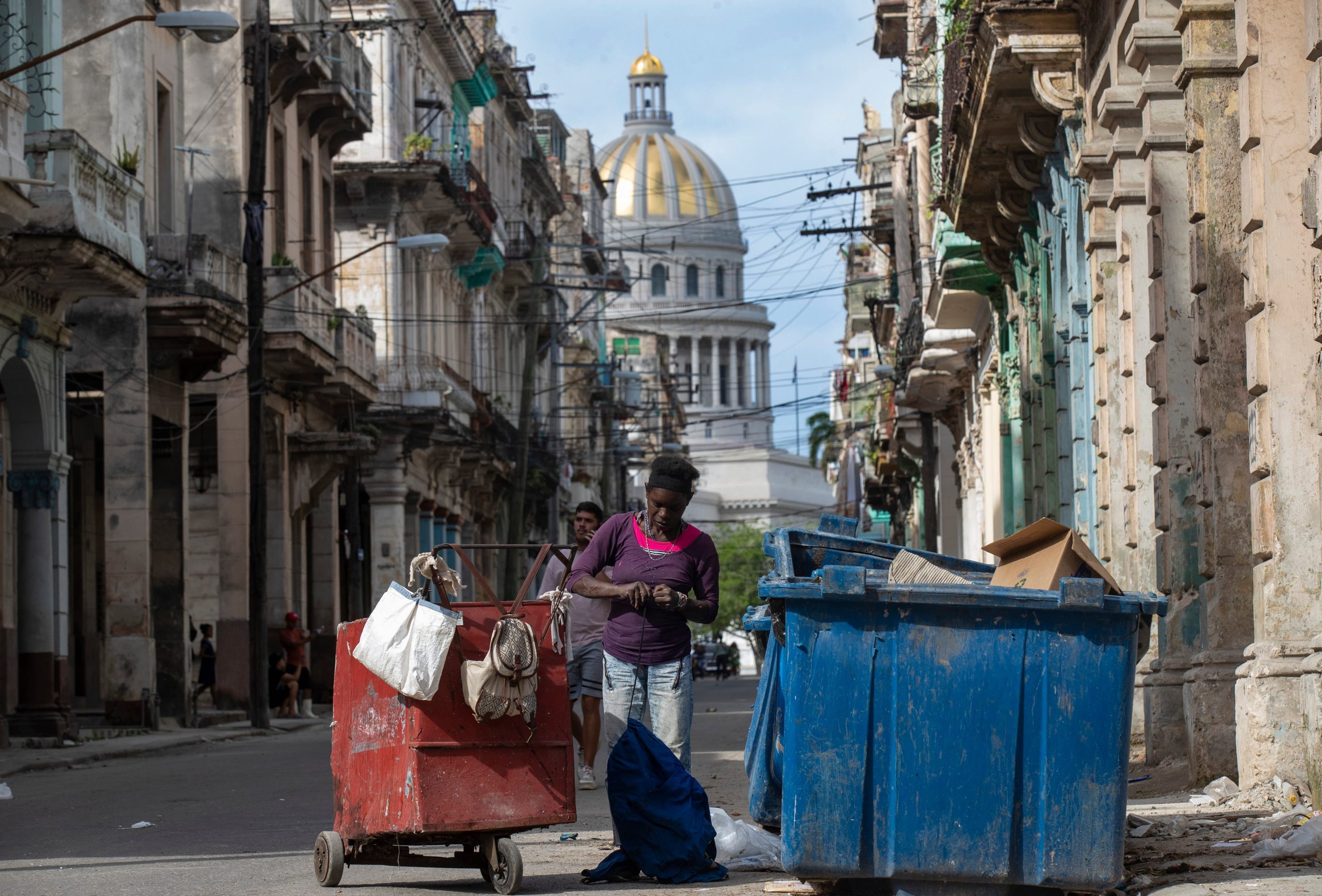 Una mujer registra un basurero cerca del Capitolio en La Habana (EFE/Yander Zamora/Archivo)
