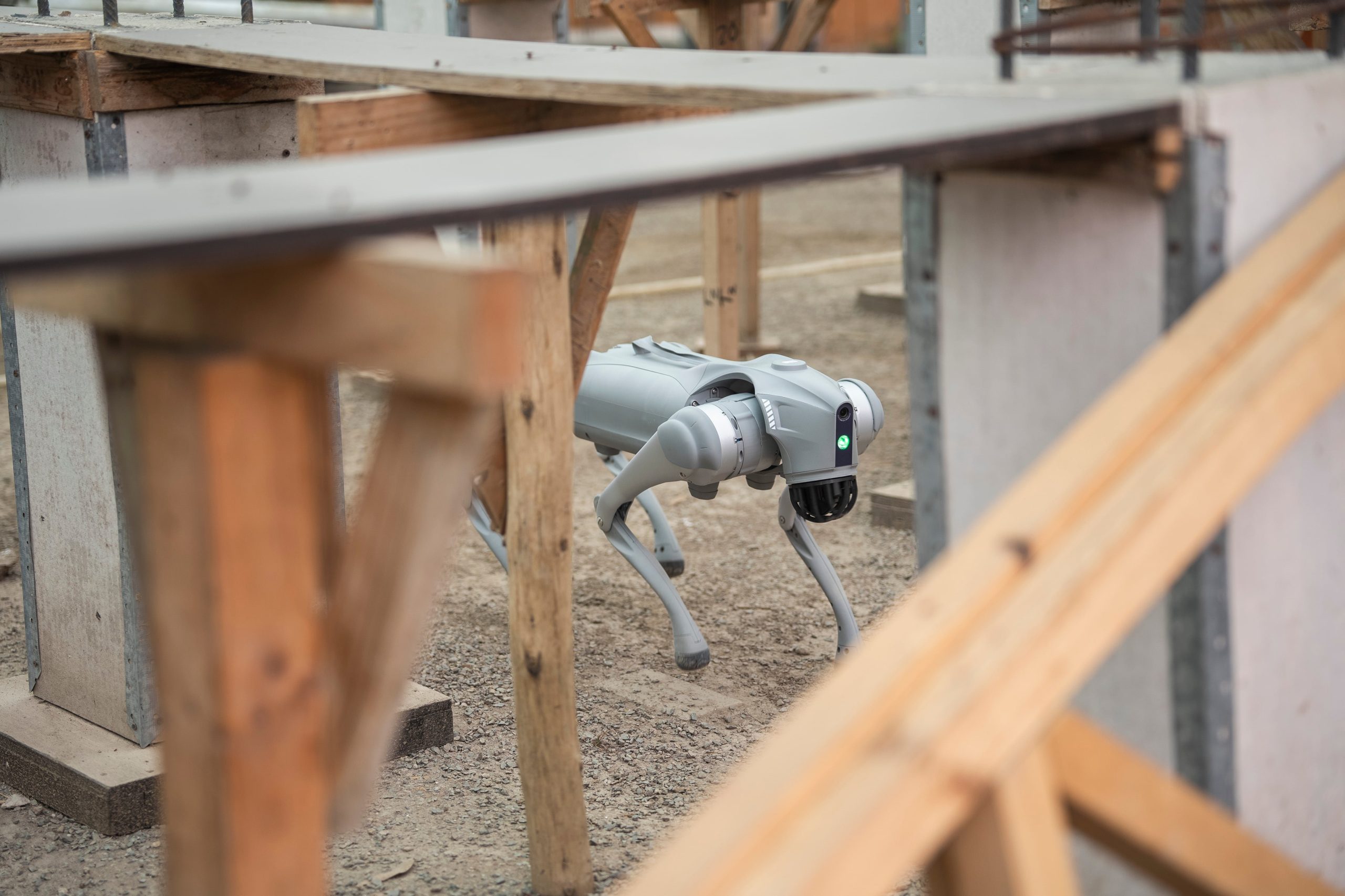 La máquina recorre espacios prohibidos al ser humano y documenta el deterioro oculto del patrimonio histórico. Una alianza convierte la tradición en datos y abre puertas a la restauración digital. - Crédito: Universidad de Lima