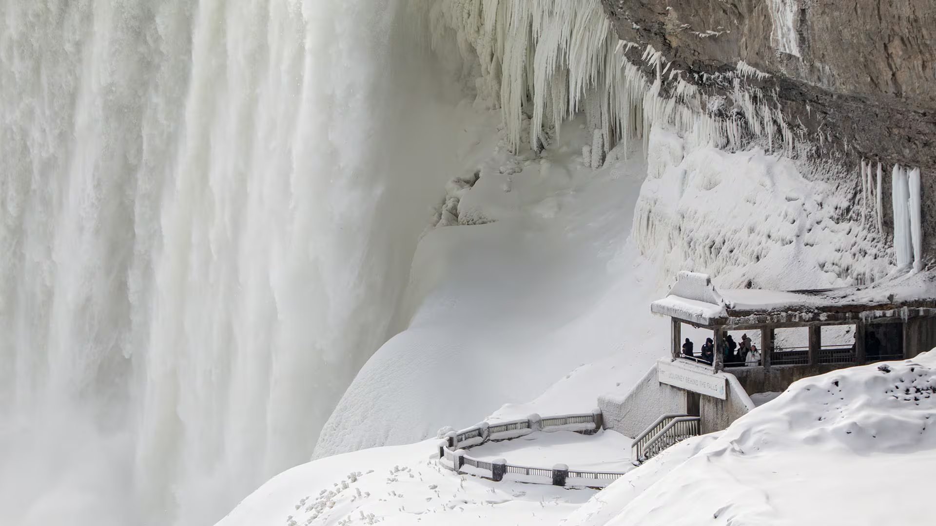 El Servicio Meteorológico de Canadá advirtió sobre la persistencia del frío ártico y alertó sobre nevadas copiosas que complicarán aún más la movilidad y los servicios EFE/ Julio Cesar Rivas
