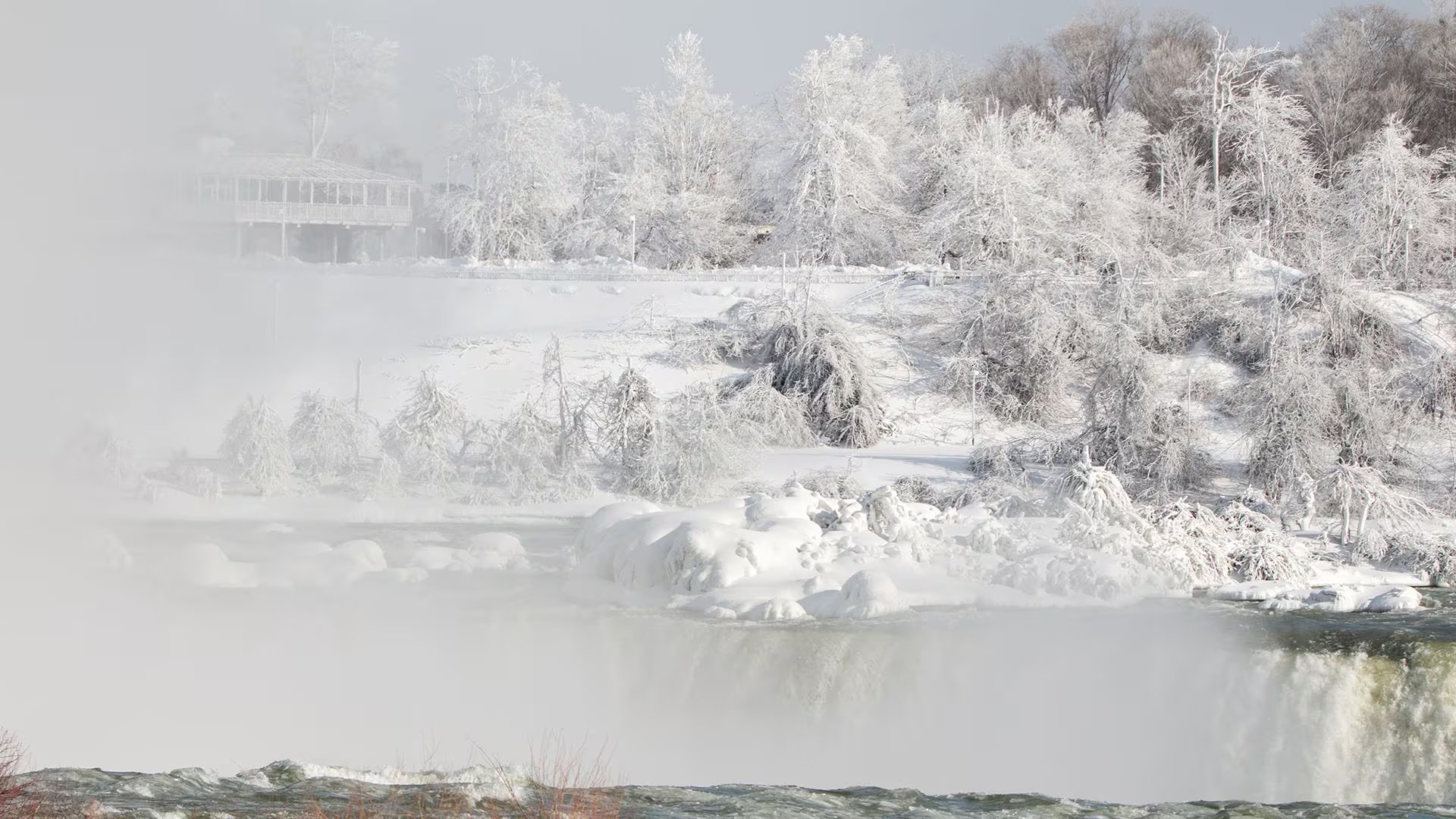 Turistas desafiaron el frío extremo y acudieron a Niagara Falls para fotografiar las cataratas congeladas, pese a las advertencias sobre áreas resbaladizas y peligrosas EFE/ Julio Cesar Rivas
