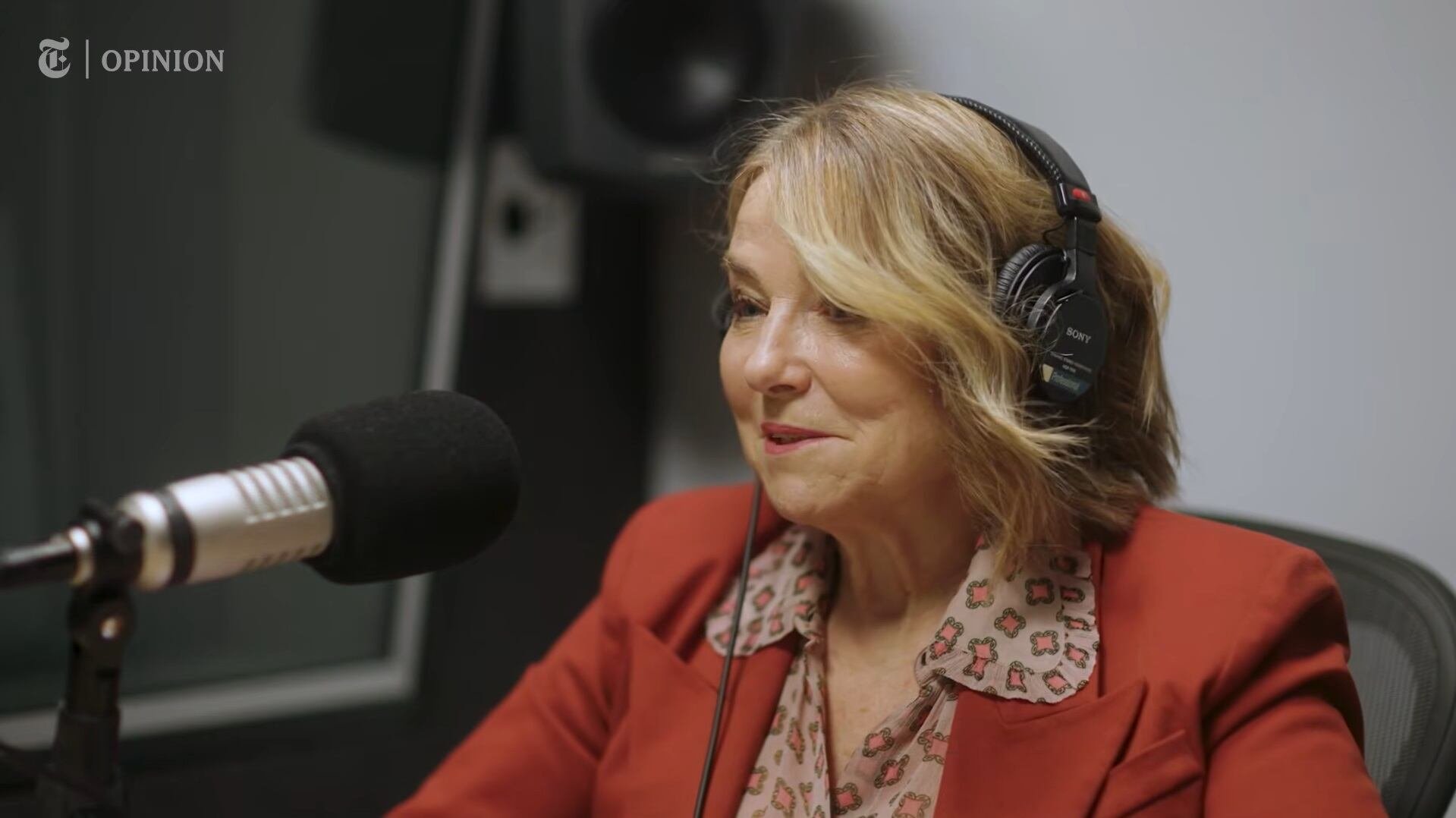 Perel destaca que la inteligencia artificial propicia expectativas idealizadas sobre el amor, alejadas de la compleja naturaleza de las relaciones humanas (YouTube: The Opinions Podcast/New York Times Opinion/New York Times Podcasts/Esther Perel)