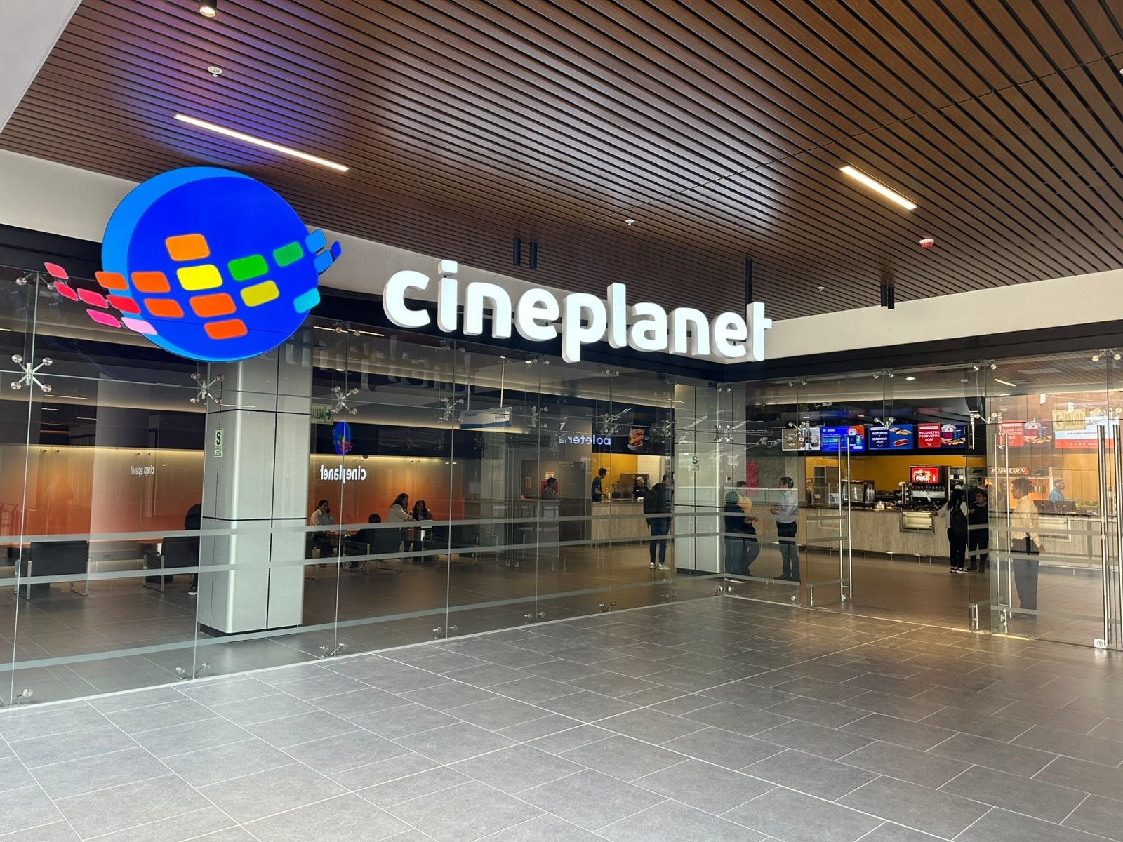 Cineplanet indicó que su procedimiento de seguridad contempla la opción de inspeccionar mochilas, carteras o equipaje de mano antes de permitir el acceso a las salas de proyección. Foto: Calidad y Negocios