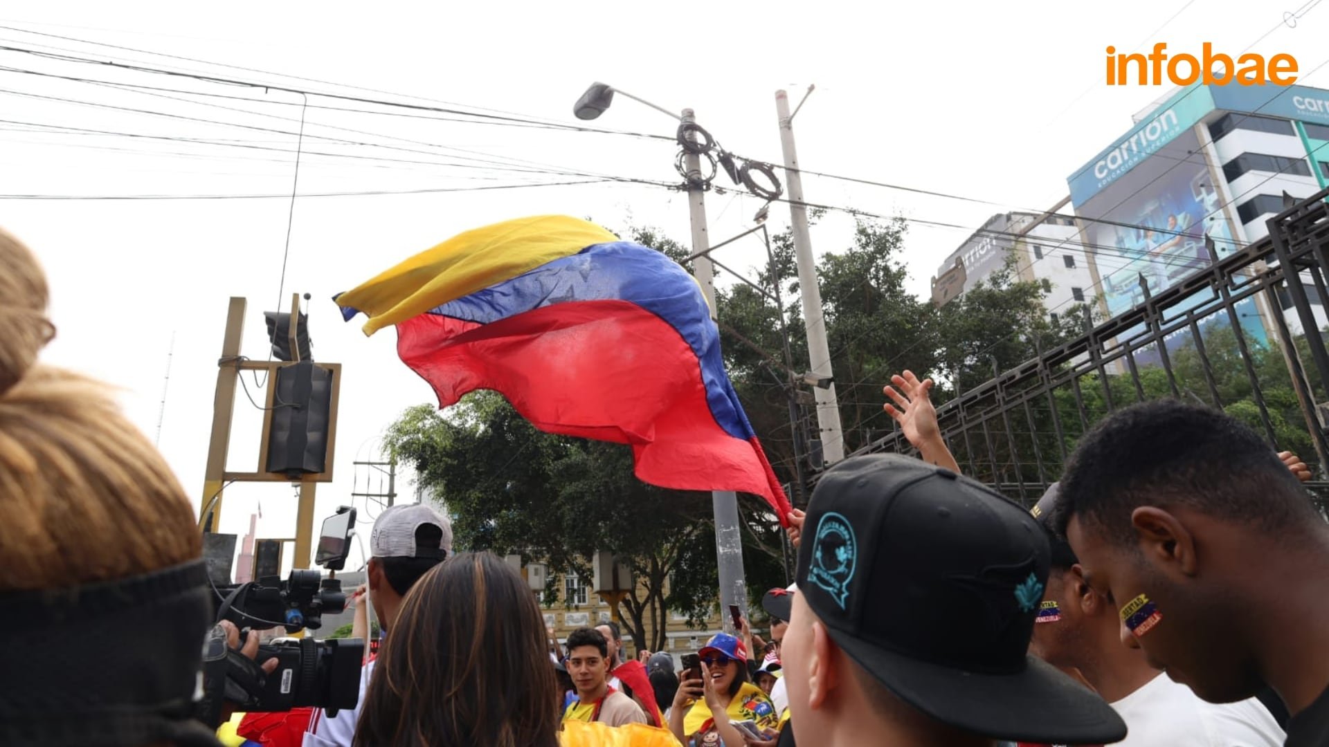 Venezolanos toman las calles de Lima para celebrar la caída de Nicolás Maduro. - Crédito: Infobae / Carlos Díaz