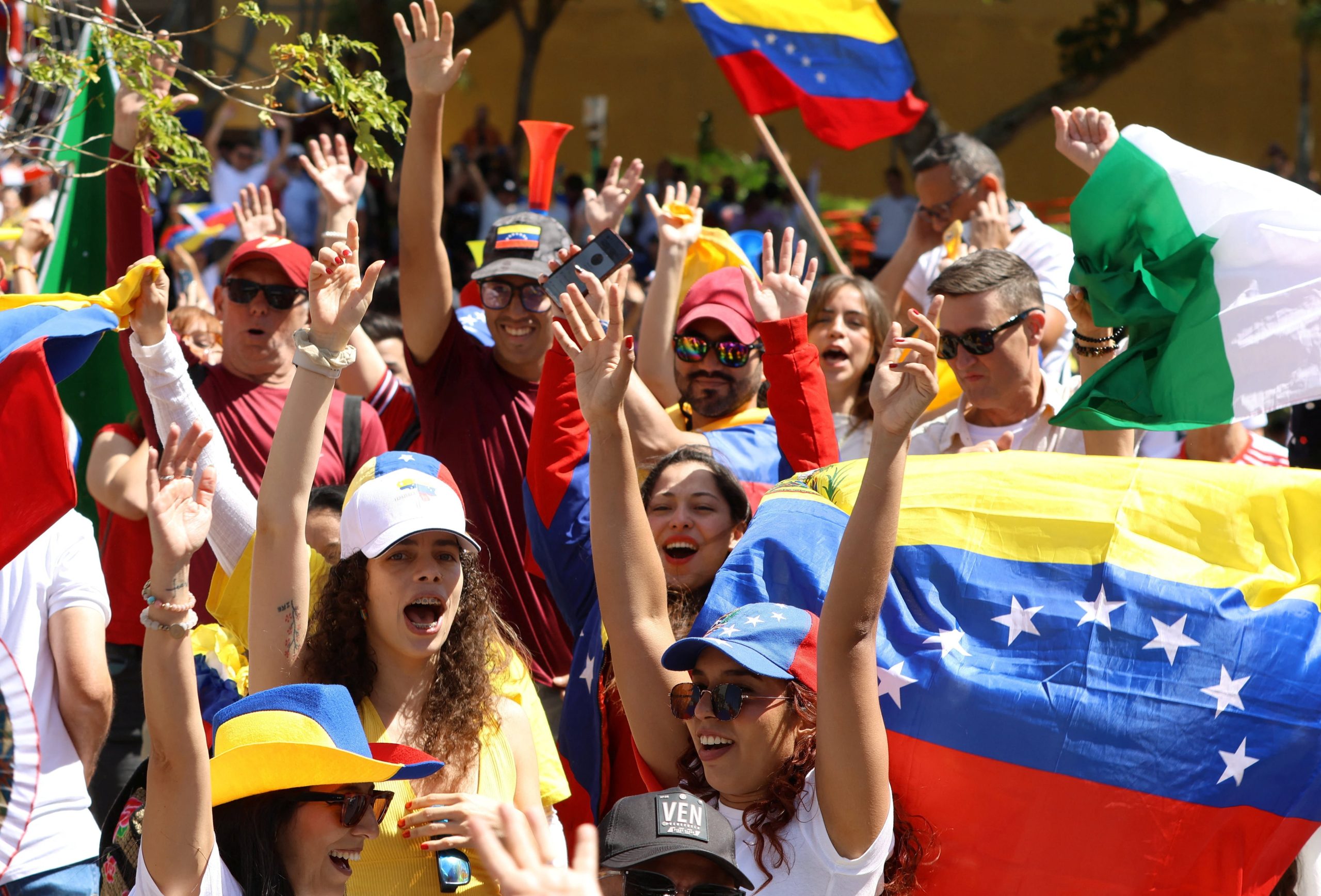 Entre la incertidumbre y la esperanza, muchos venezolanos eligen ver la intervención como una oportunidad. REUTERS/Mayela Lopez