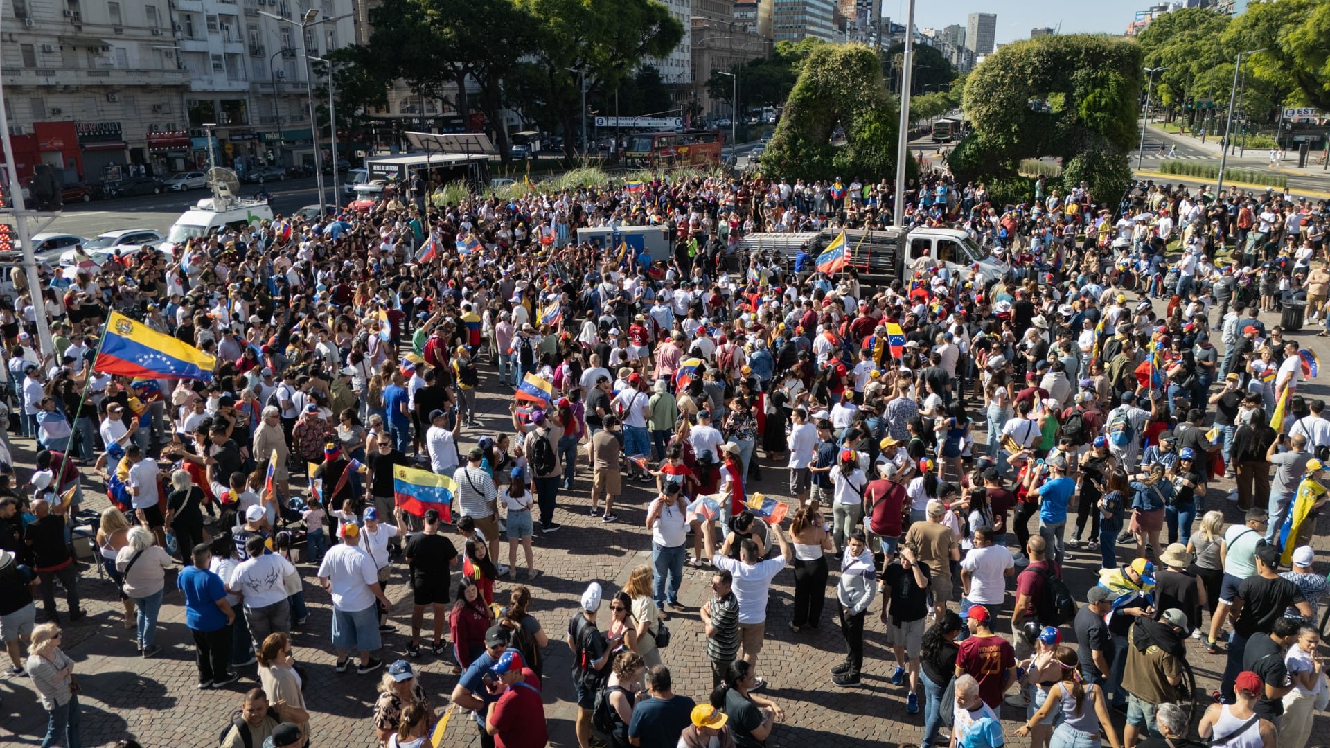 Los venezolanos se agruparon esta tarde frente al Obelisco porteño (Jaime Olivos)