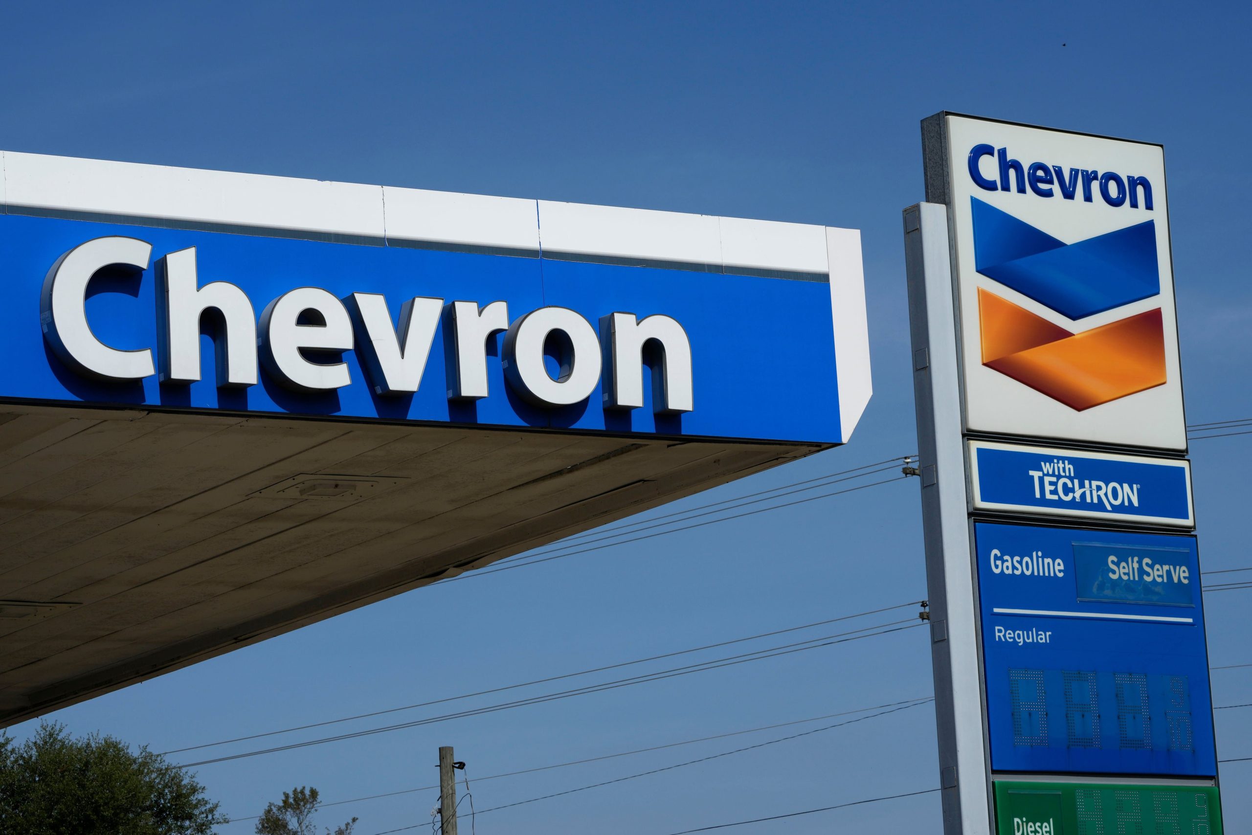 Chevron confirmó que retomó los envíos de crudo hacia Estados Unidos tras una breve pausa de cuatro días y que reactivó operaciones con el regreso de personal a sus oficinas en Venezuela (AP foto/Rogelio V. Solis)
