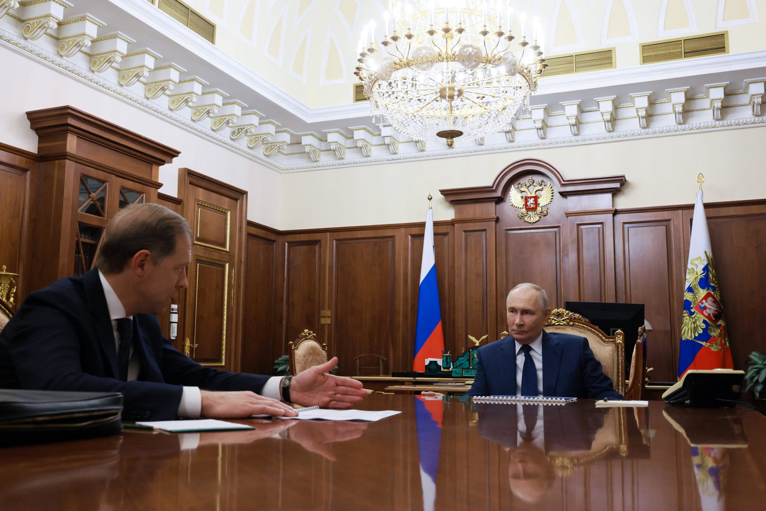 El presidente ruso, Vladimir Putin, se reúne con el primer viceprimer ministro, Denis Manturov, en el Kremlin en Moscú, Rusia, el 12 de enero de 2026. Sputnik/Mikhail Metzel/Pool vía REUTERS