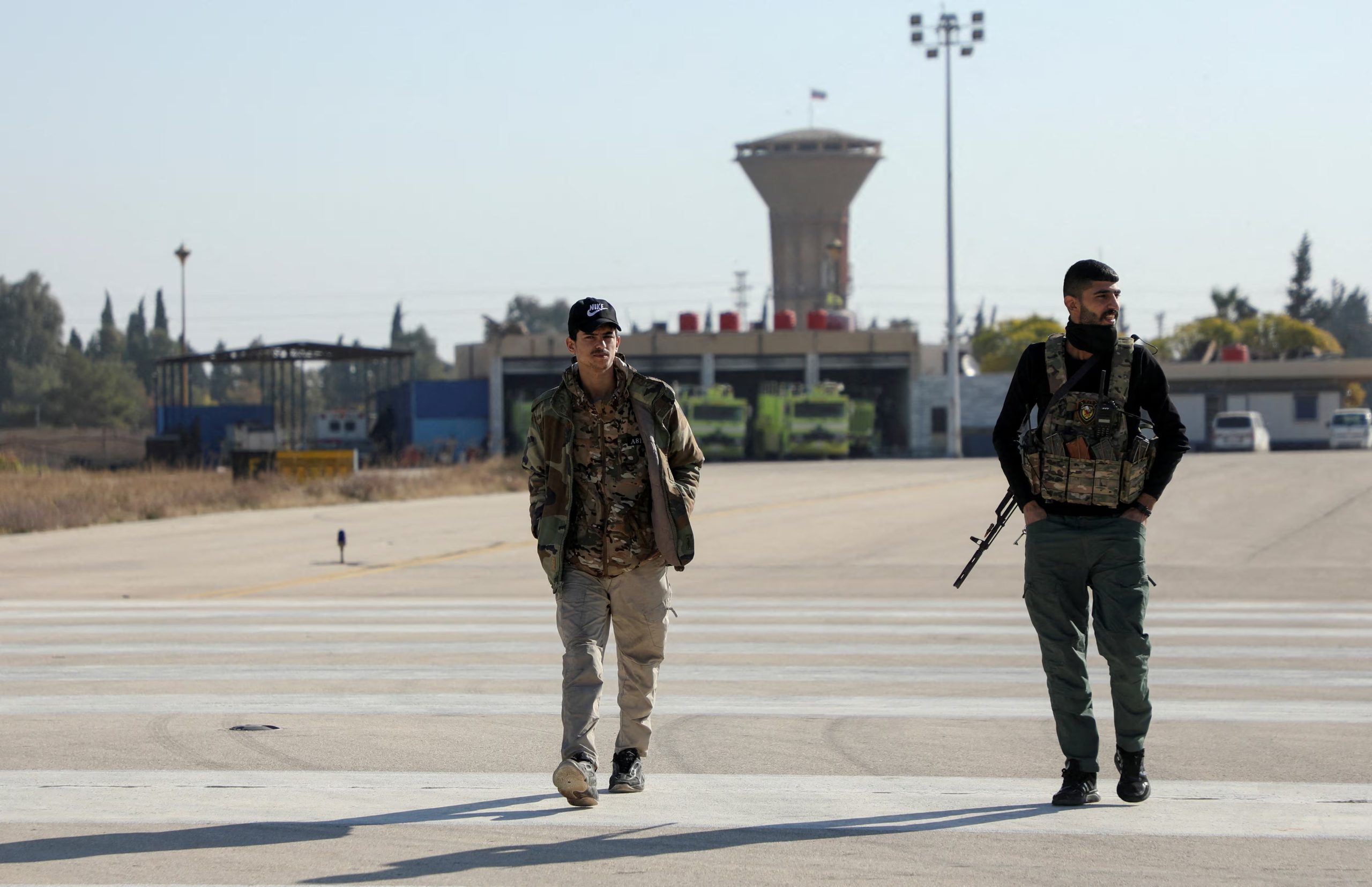 Miembros de las Fuerzas Democráticas Sirias (FDS), lideradas por los kurdos, caminan en el aeropuerto internacional de Qamishli, el 9 de diciembre de 2024 (REUTERS/Orhan Qereman/Archivo)