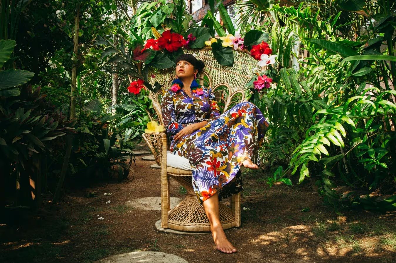 Aunque la composición nació de una experiencia personal, Saumet contó que la canción permaneció como una idea hasta que el productor Tainy la contactó - crédito (Twitter: @bombaestereo).