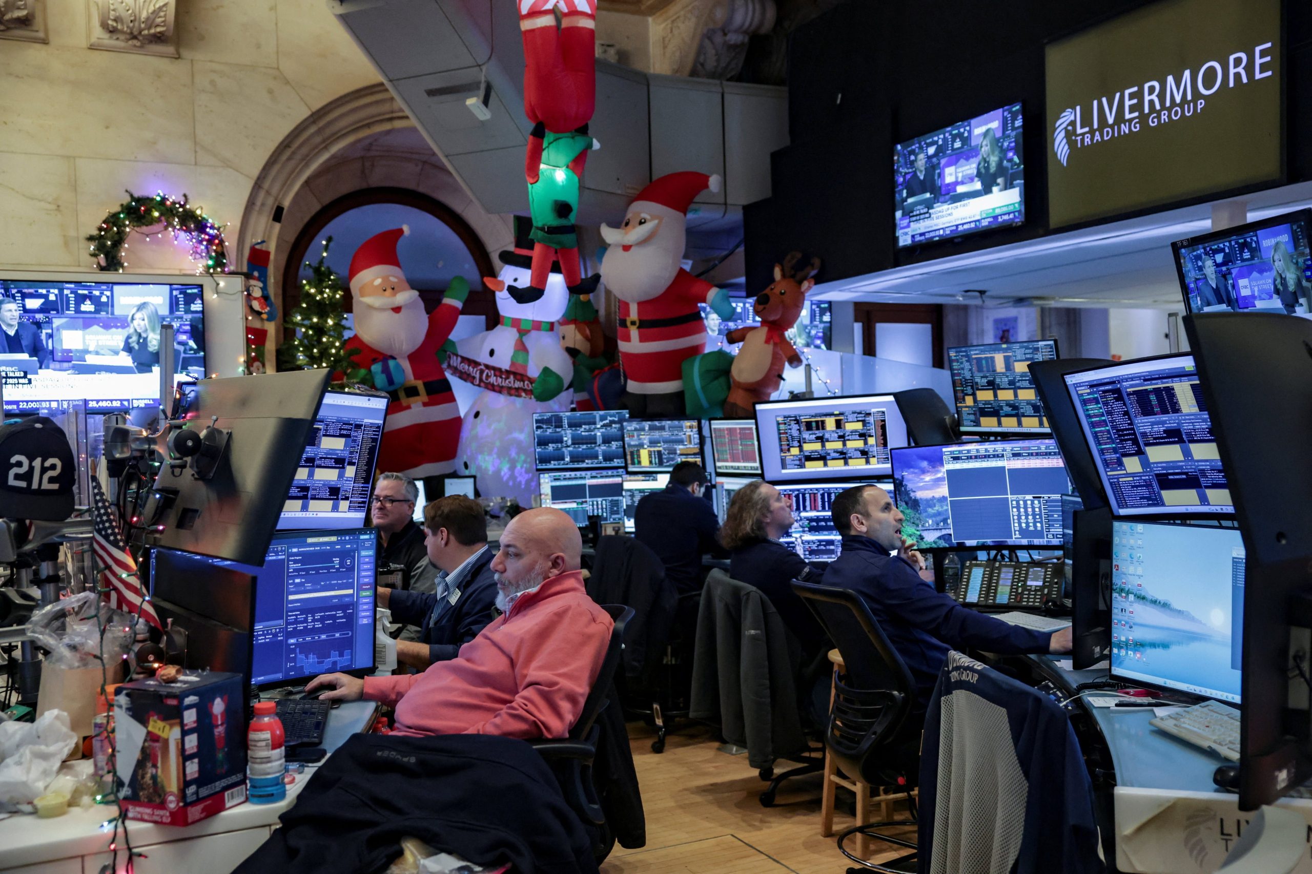 Operadores trabajan en el parqué de la Bolsa de Valores de Nueva York. REUTERS/Jeenah Moon