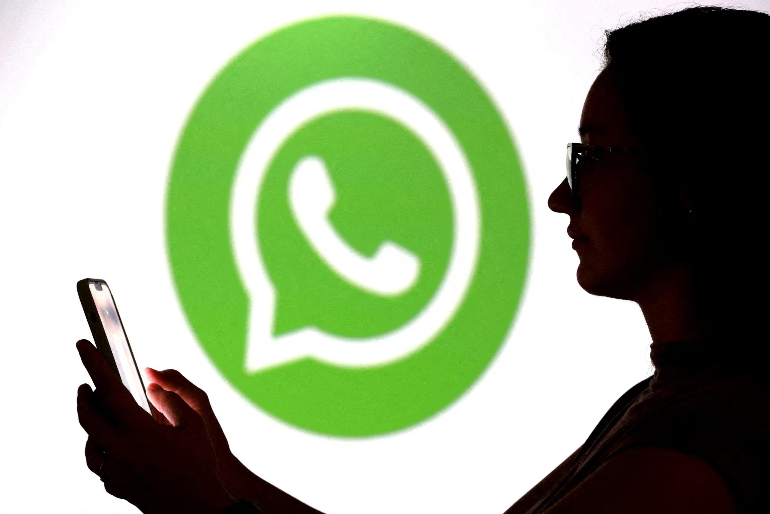 WhatsApp notifica a los usuarios que dejará de estar disponible en su celular. REUTERS/Dado Ruvic/Illustration/File Photo