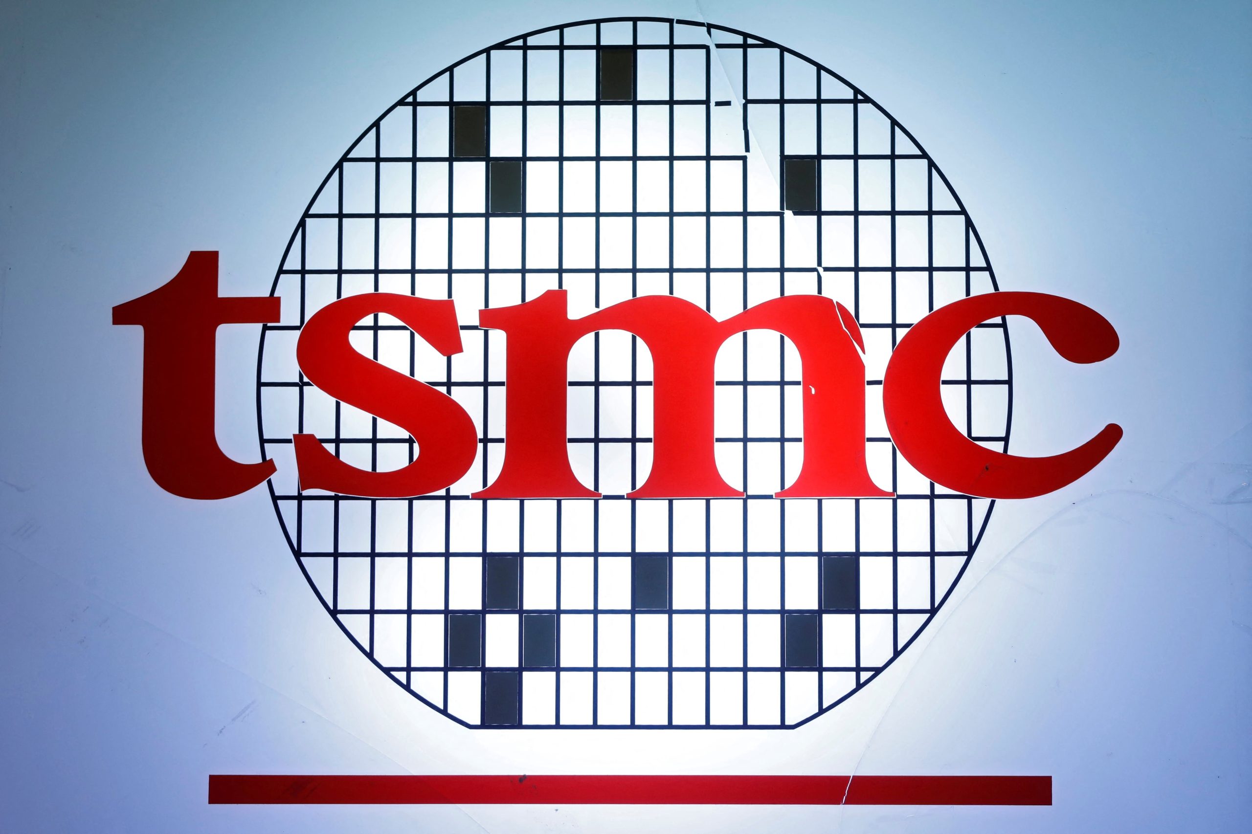 FOTO DE ARCHIVO: El logotipo de Taiwan Semiconductor Manufacturing Company (TSMC) se ve durante una conferencia de inversores en Taipéi, Taiwán 13 de abril de 2017. REUTERS/Tyrone Siu/Foto de archivo