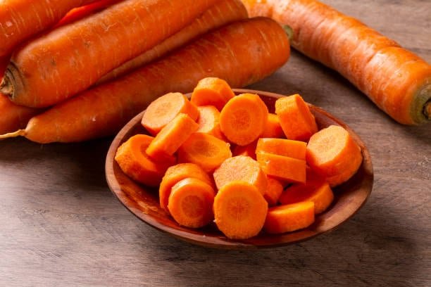 La versatilidad de la zanahoria en la cocina permite su inclusión en ensaladas, jugos, sopas y postres, potenciando antioxidantes junto a otras verduras y frutas. Foto: (iStock)