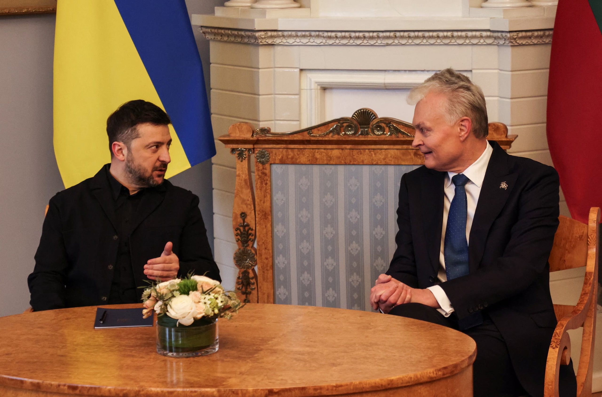 Nauseda y Zelenski en el Palacio Presidencial de Vilna, donde abordaron cooperación militar y defensa aérea tras semana de ataques masivos rusos. (REUTERS/Kuba Stezycki)