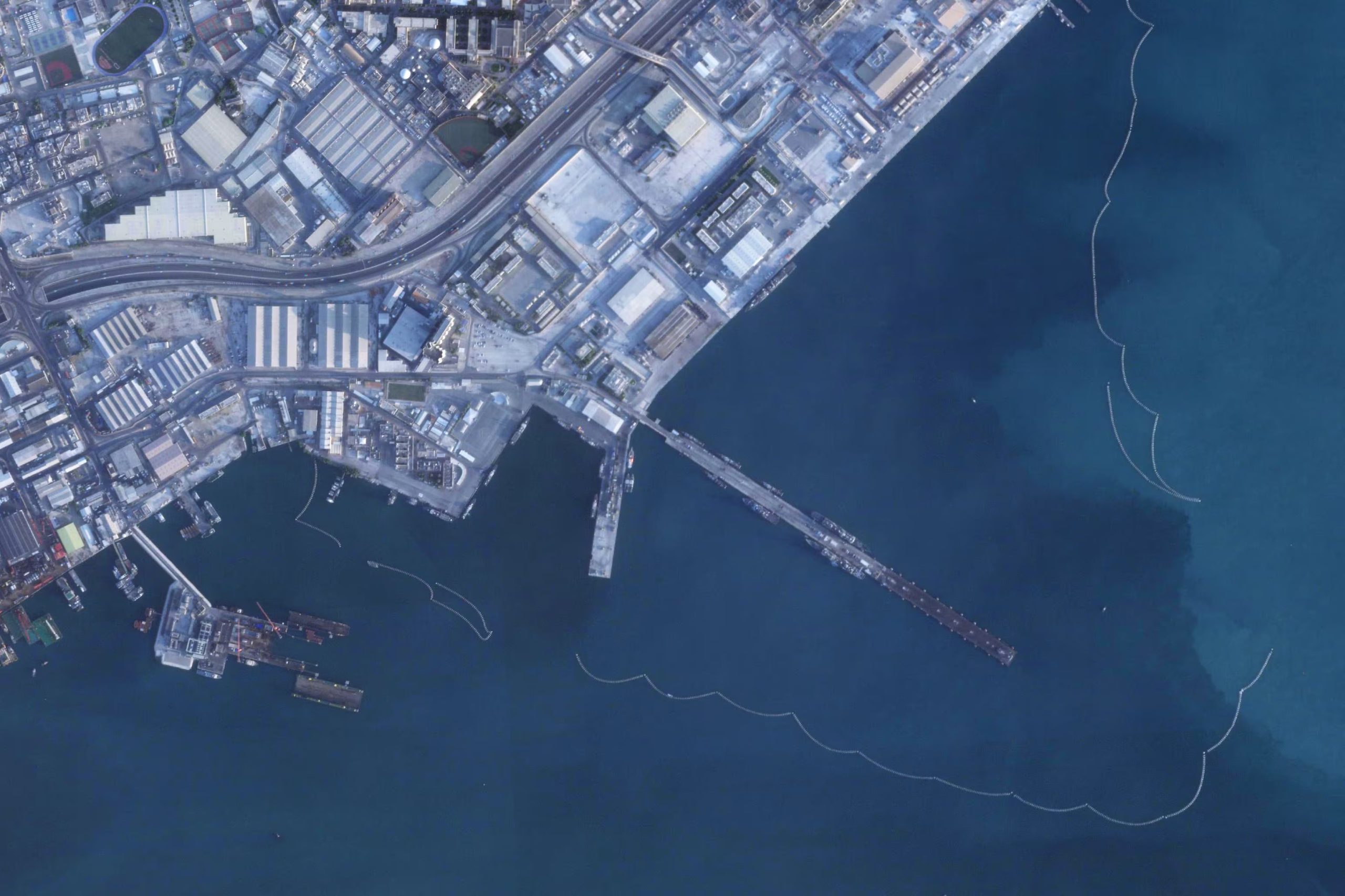 En esta foto satelital de Planet Labs PBC, se observa la sede de la 5ª Flota de la Marina de los Estados Unidos en Manama, Baréin, el sábado 21 de febrero de 2026. Se pueden ver barcos en su muelle. (Planet Labs PBC vía AP)