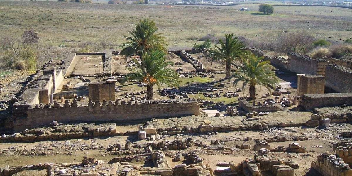 Las construcciones detectadas combinan edificios rectangulares y cuadrangulares, con orientaciones singulares hacia el sureste y rupturas de la trama ortogonal habitual (Wikimedia Commons)