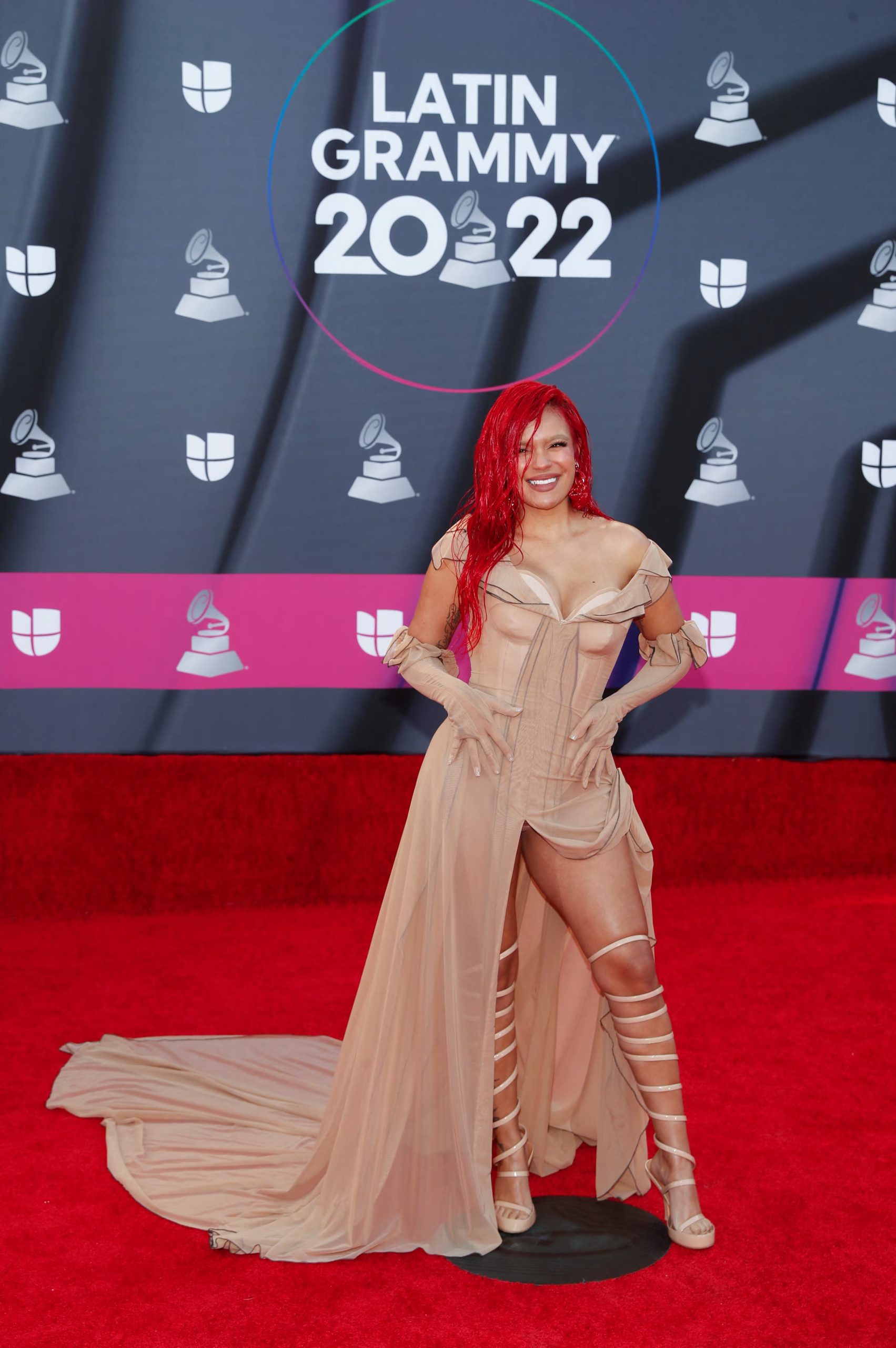 Karol G marca tendencia con vestido nude y cabello rojo en 2022 (REUTERS/Steve Marcus)