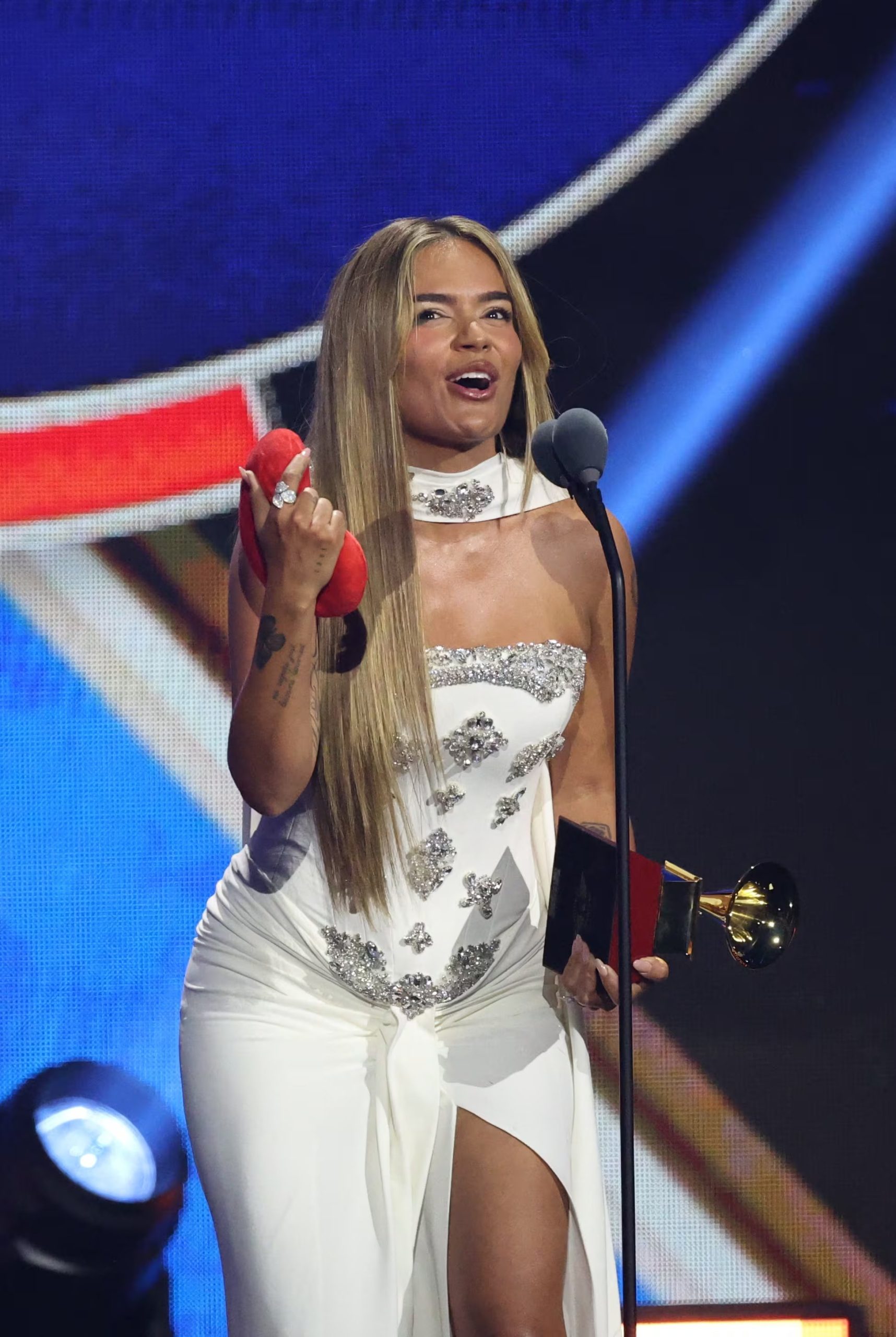 Brilla en el escenario con vestido blanco y pedrería (REUTERS/Mario Anzuoni)