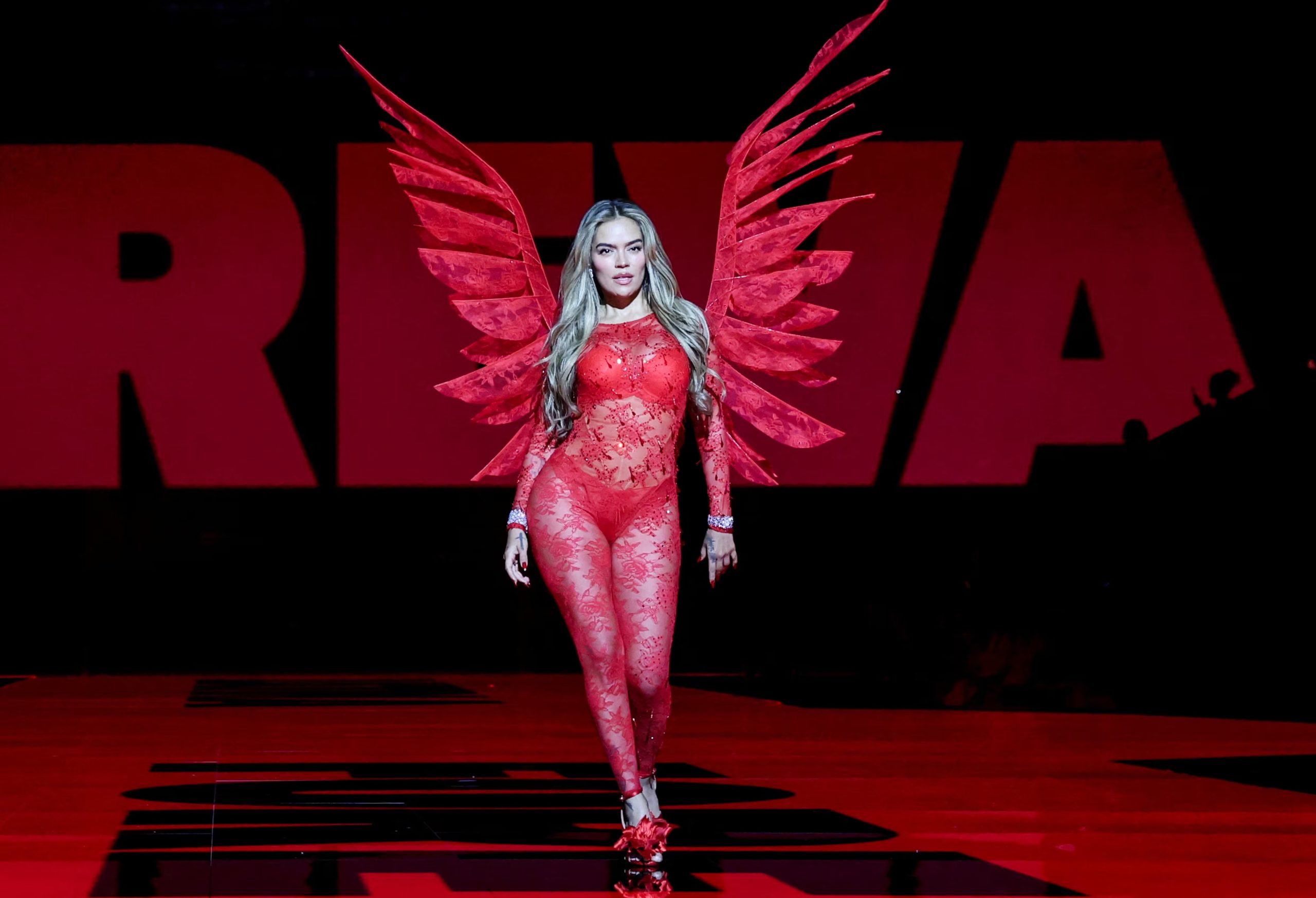 Karol G sorprende en Victoria’s Secret con enterizo rojo y alas (REUTERS/Brendan McDermid)