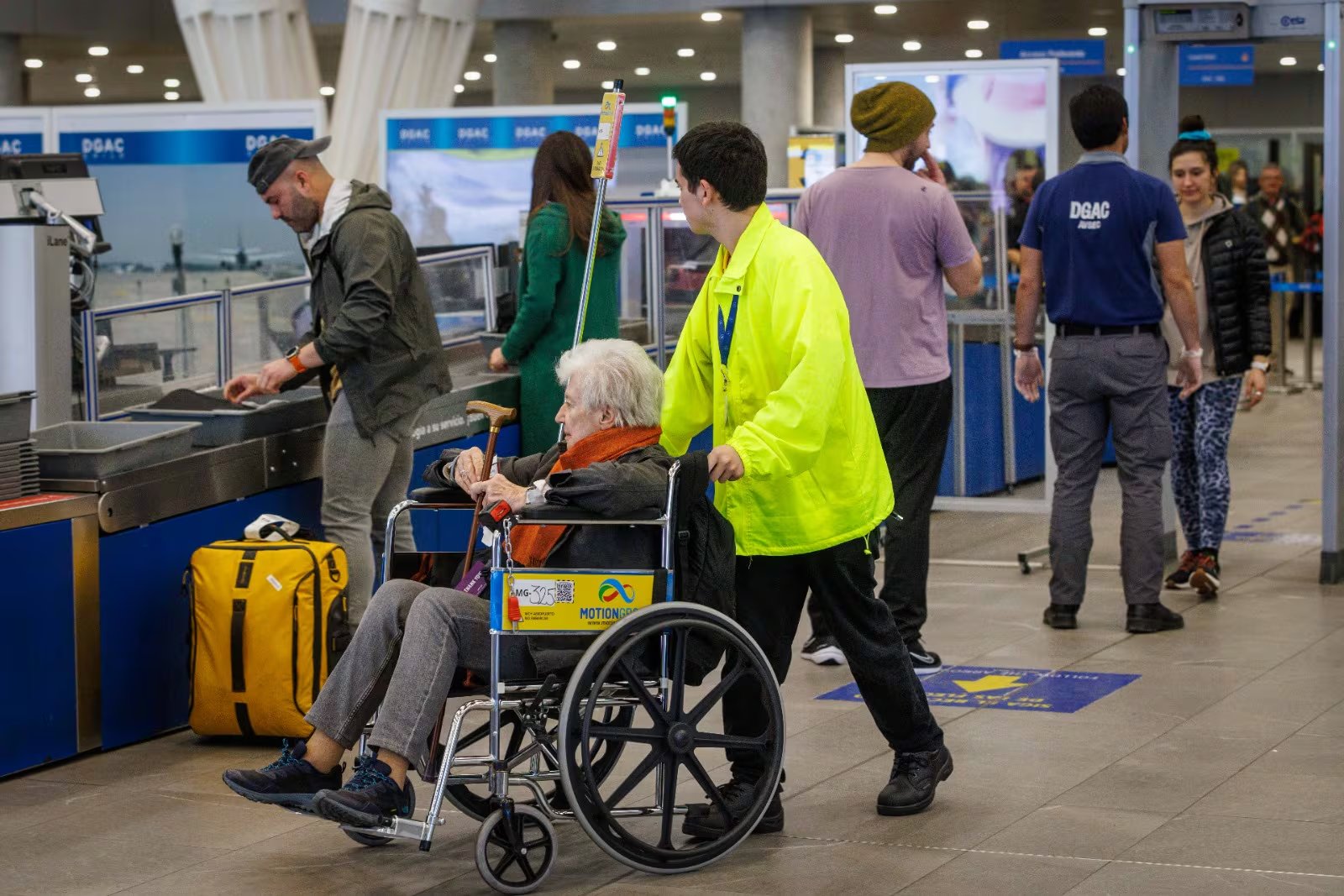 Pasajera con asistencia: silla de ruedas y acompañamiento de personal aeroportuario hasta el ingreso al avión 
