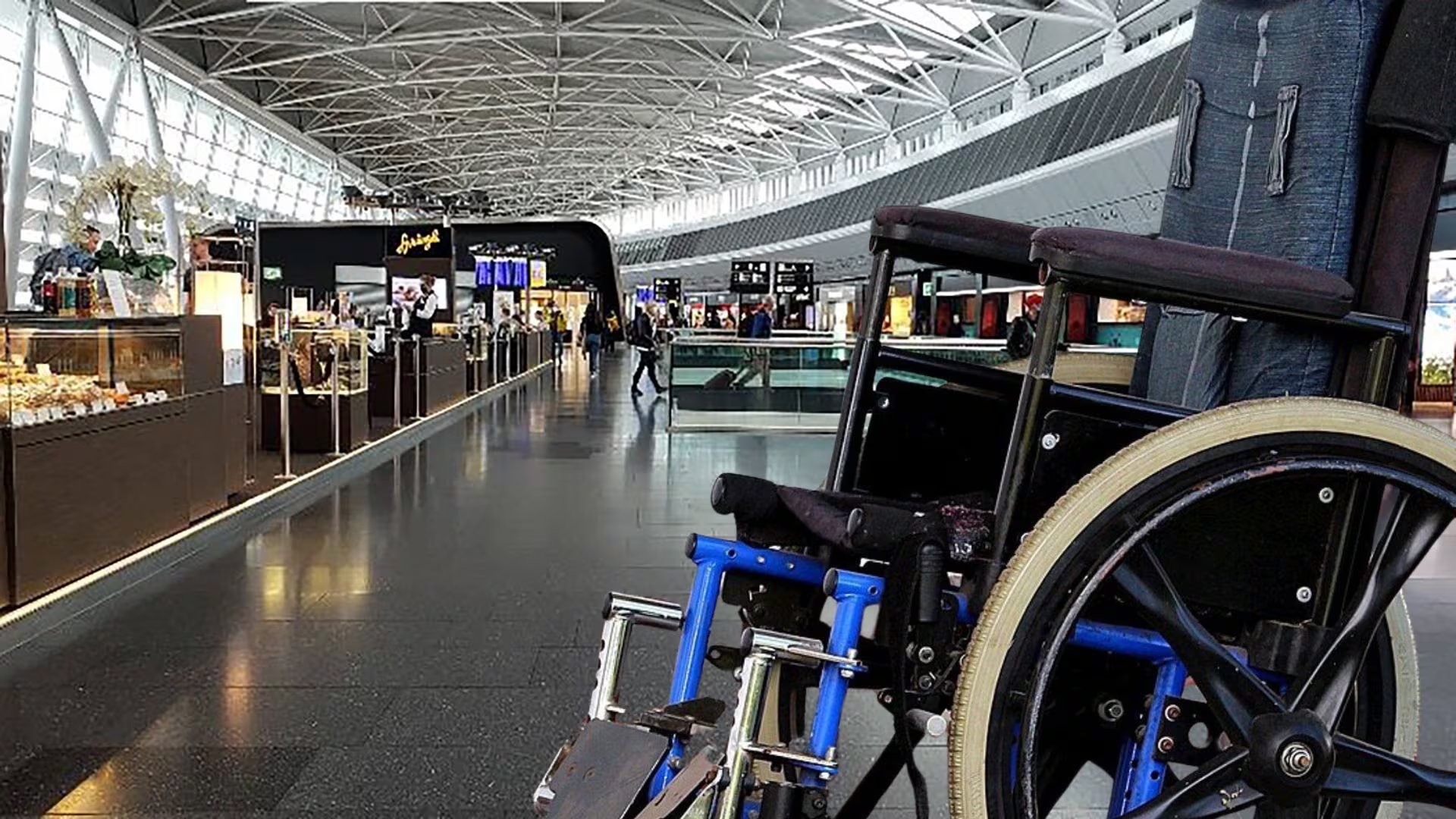 Algunas aerolíneas tienen descuentos para los adultos mayores que deben reprogramar un viaje por motivos de salud (Montaje Infobae)