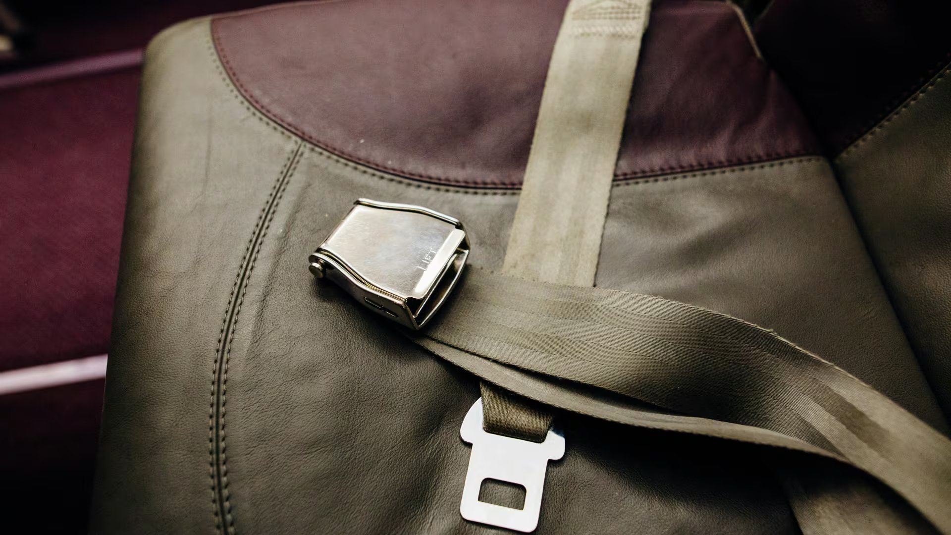 Ni los niños ni los adultos mayores pueden ocupar los asientos junto a las salidas de emergencia. Quedan reservados a pasajeros capaces de abrirlas y prestar asistencia en caso de accidente (Pexels)