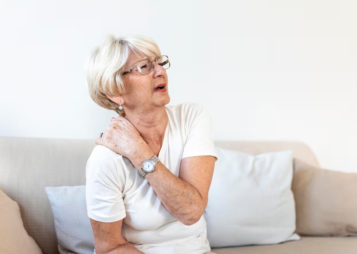 La osteoporosis afecta al 80% de las mujeres posmenopáusicas, y el ejercicio de fuerza es clave para mantener la salud ósea (Crédito: Freepik)