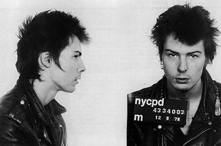 Sid Vicious fue encontrado muerto en Nueva York tras una sobredosis de heroína, poco después de ser liberado bajo fianza por el caso Nancy - Ficha del arresto