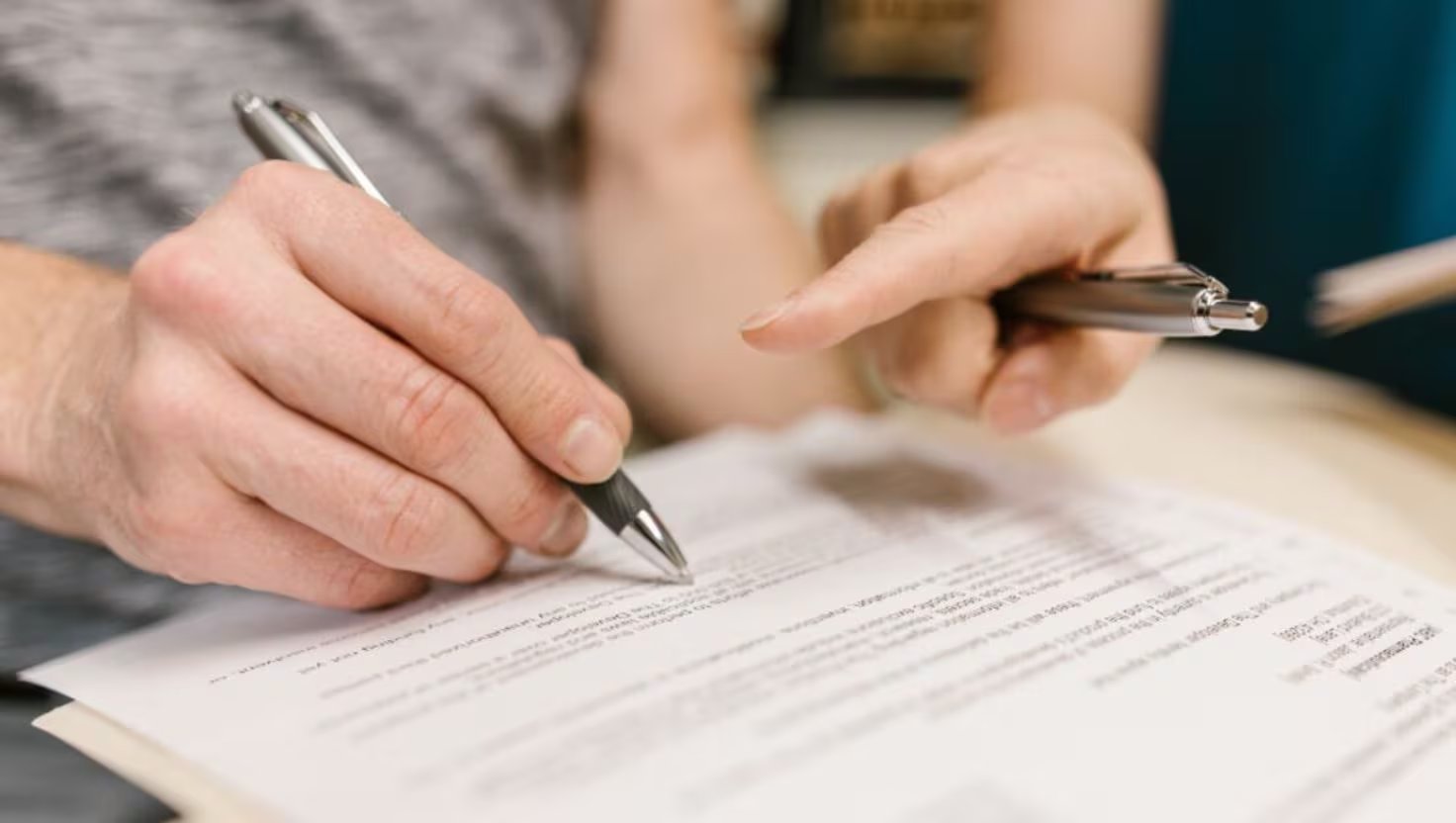 Adáptate, o desaparece. La inteligencia artificial redefine el valor del trabajo humano, automatizando incluso funciones profesionales especializadas.

