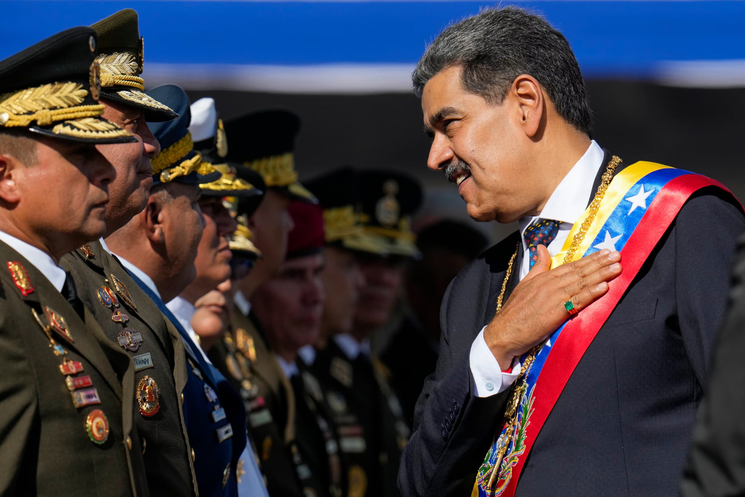 Maduro enfrenta cuatro cargos federales en EEUU, incluyendo narcoterrorismo, importación de cocaína y posesión de ametralladoras y artefactos destructivos (AP/ARCHIVO)
