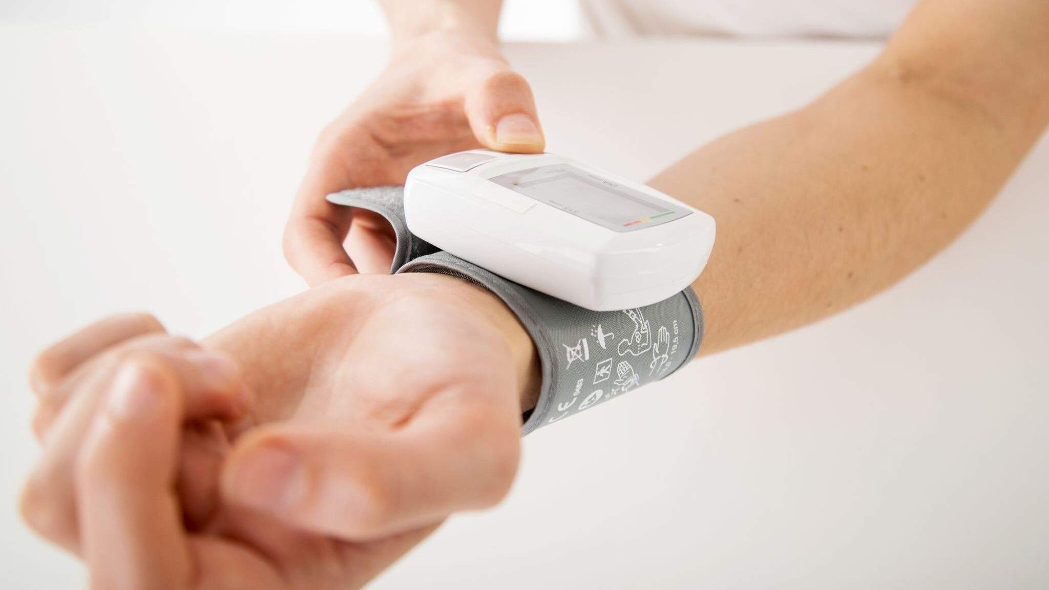 La presión arterial se puede controlar fácimente con tensiómetros de muñeca )Foto: Christin Klose/dpa)