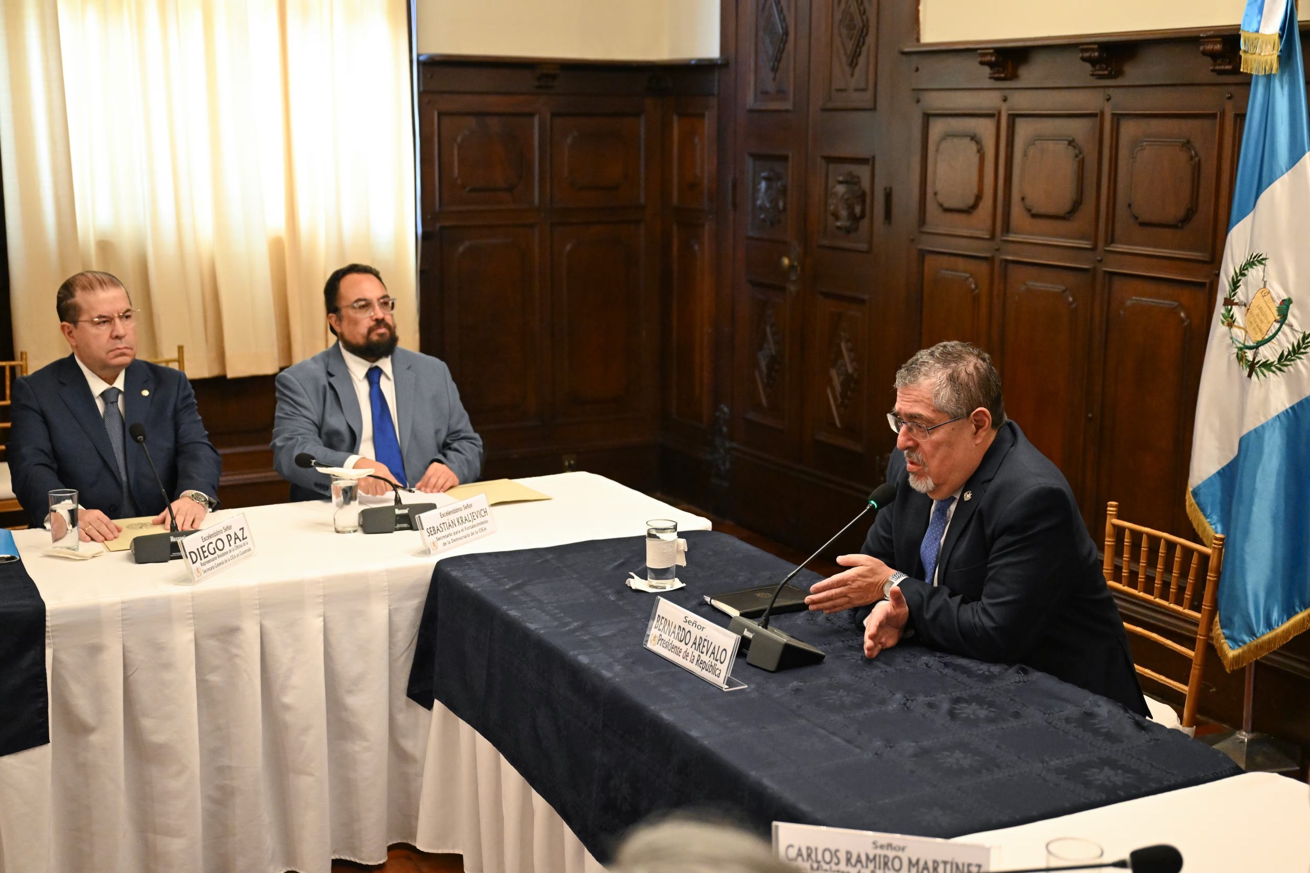 La máxima autoridad nacional subrayó la importancia de fortalecer la participación ciudadana y remarcó el papel de los observadores internacionales ante desafíos en los procedimientos electorales y en la renovación de la justicia (Foto cortesía Presidencia de Guatemala)