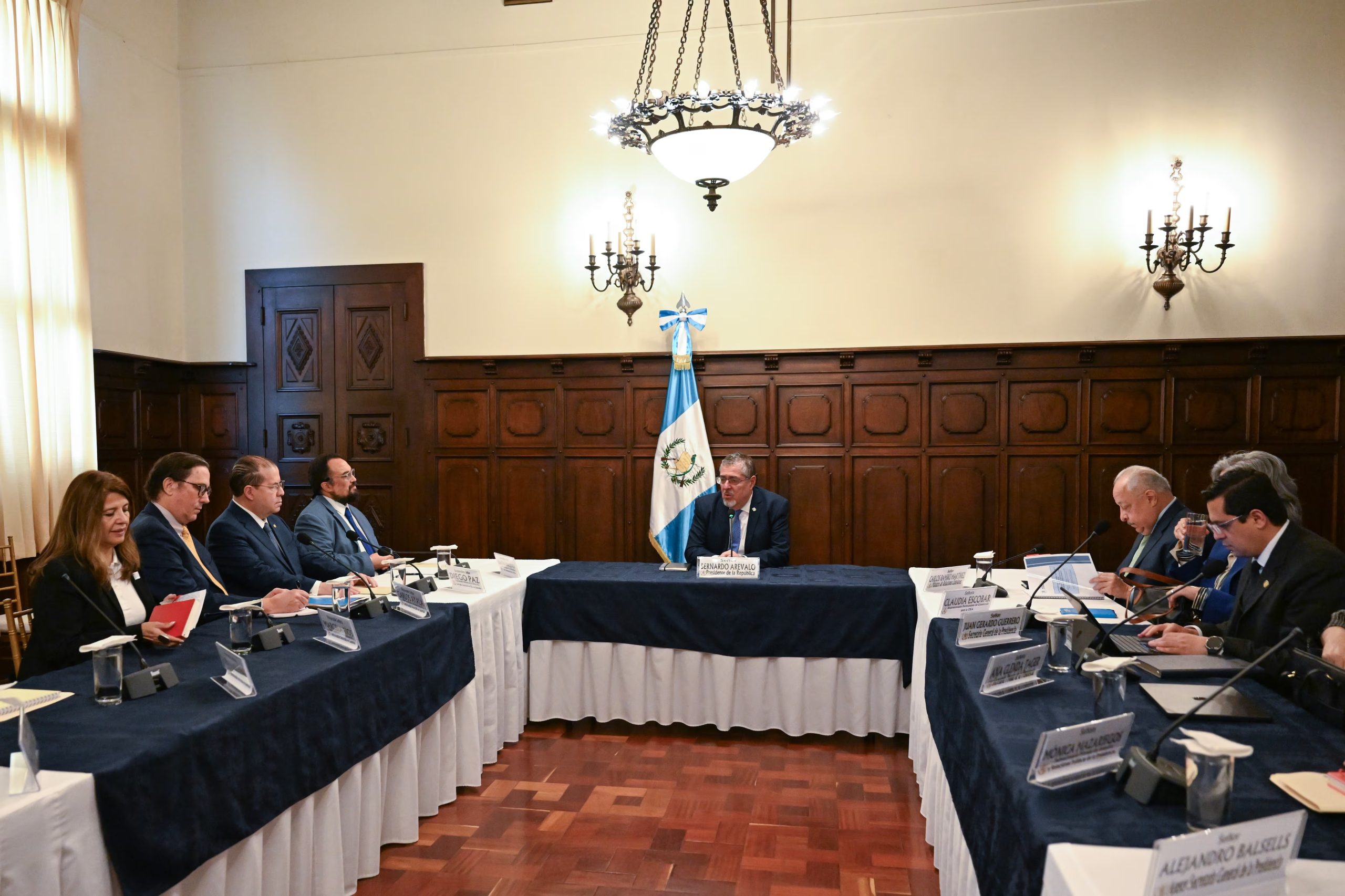 El país vive un momento clave en el contexto democrático, mientras autoridades resaltan la presencia internacional como un respaldo a las instituciones locales y a la vigilancia de los procesos electorales en desarrollo (Foto cortesía Presidencia Guatemala)