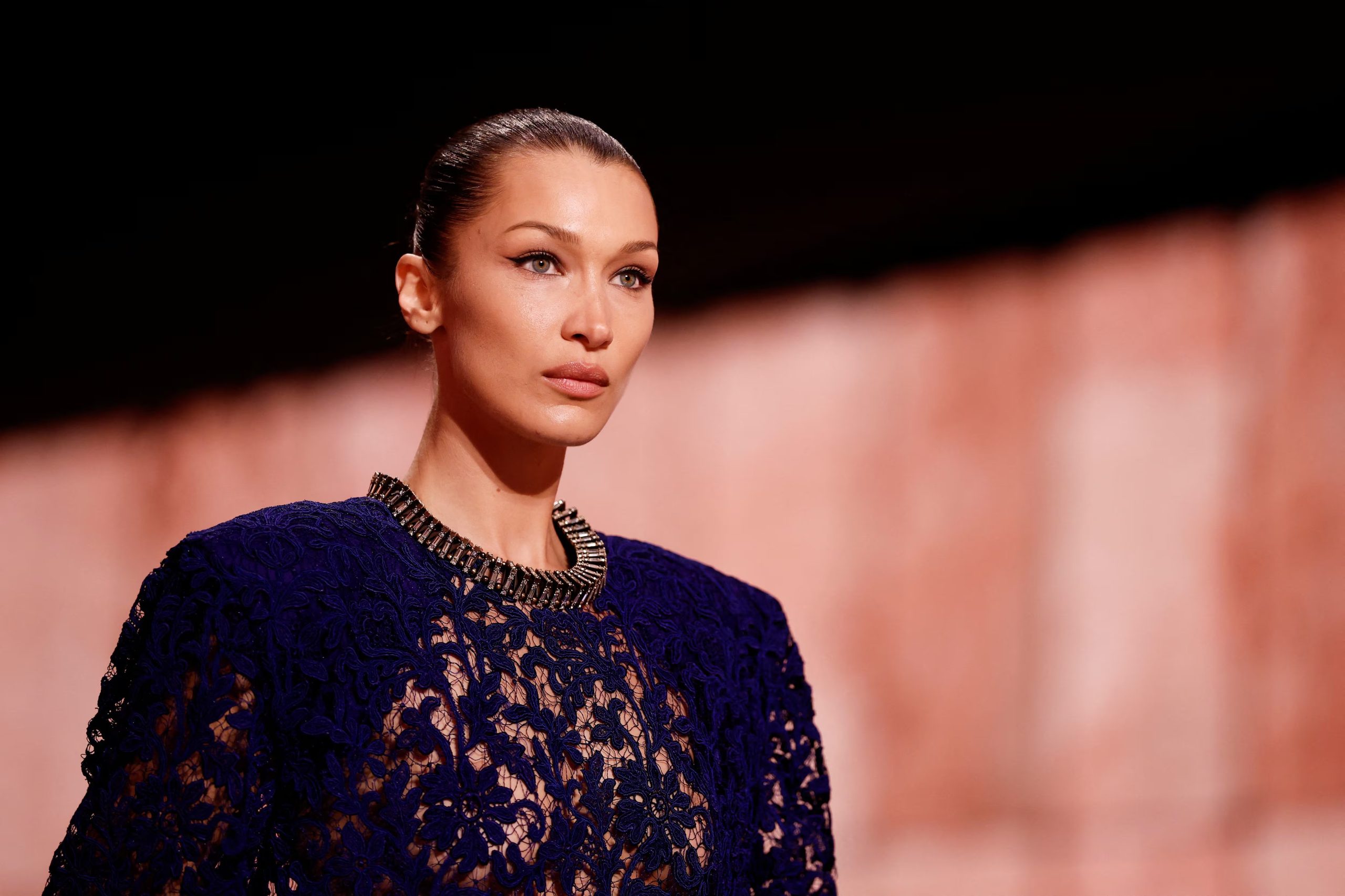 Bella Hadid detalló la dificultad de poner límites en la industria y remarca la importancia de rodearse de personas de confianza y respeto (REUTERS/Benoit Tessier)