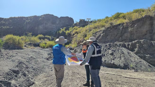 Equipo técnico del Instituto Geofísico del Perú analizando depósitos volcánicos como parte del estudio entregado a la Municipalidad de Paucarpata. Foto: IGP
