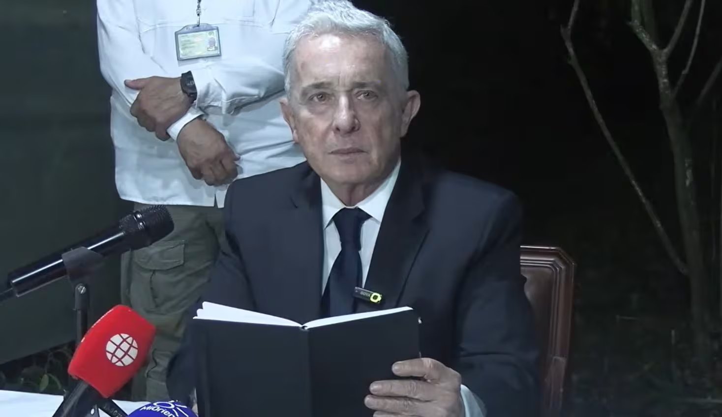 Una compulsa de copias derivada de casos de los años noventa y las declaraciones públicas del exjefe de Estado alimentan la controversia política, en la que se cruzan versiones de figuras judiciales y testimonios históricos - crédito suministrado a Infobae Colombia