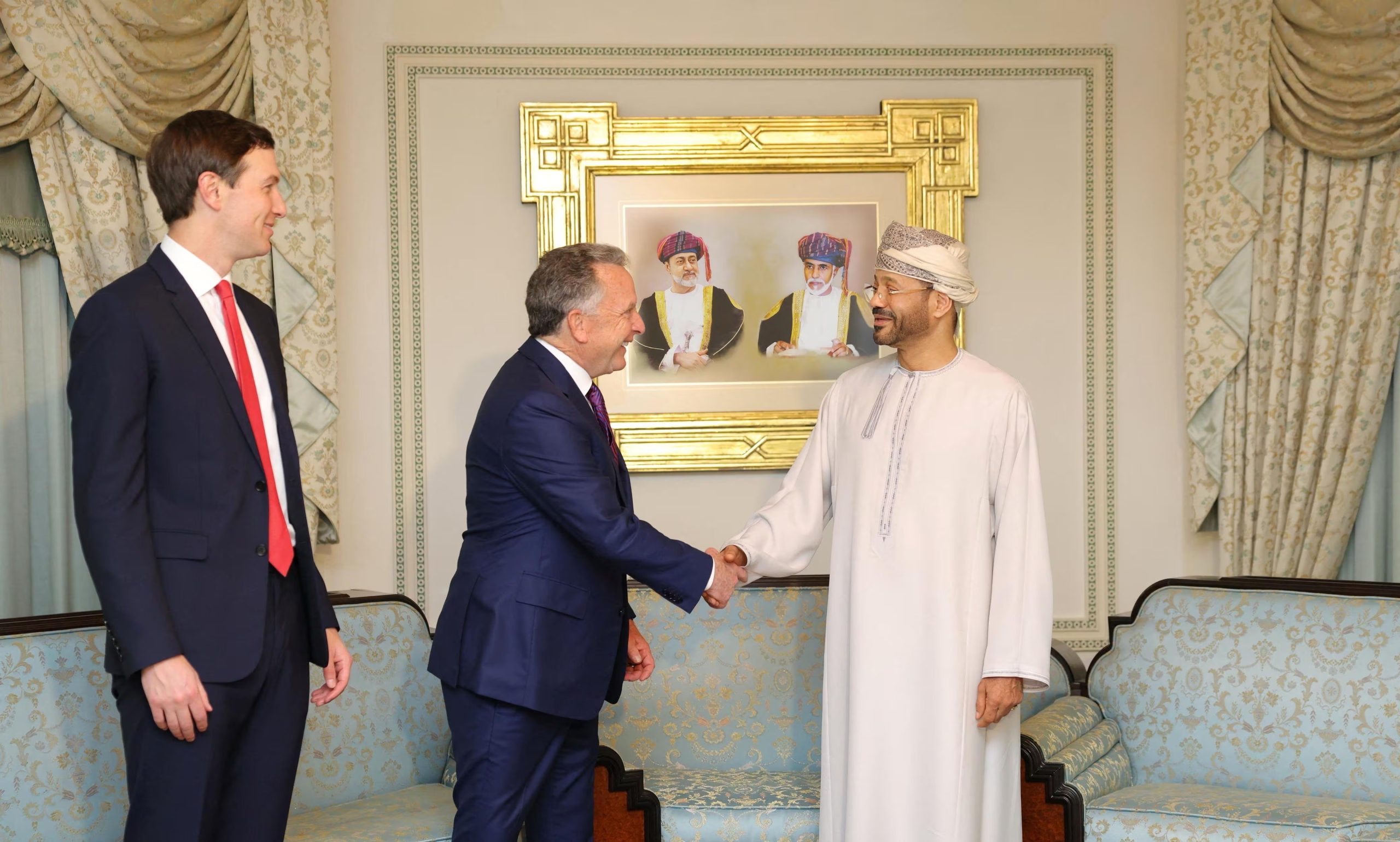 Steve Witkoff y Jared Kushner saludan al ministro de Relaciones Exteriores de Oman, Sayyid Badr Albusaidi, una pieza clave de la negociación entre Estados Unidos e Irán